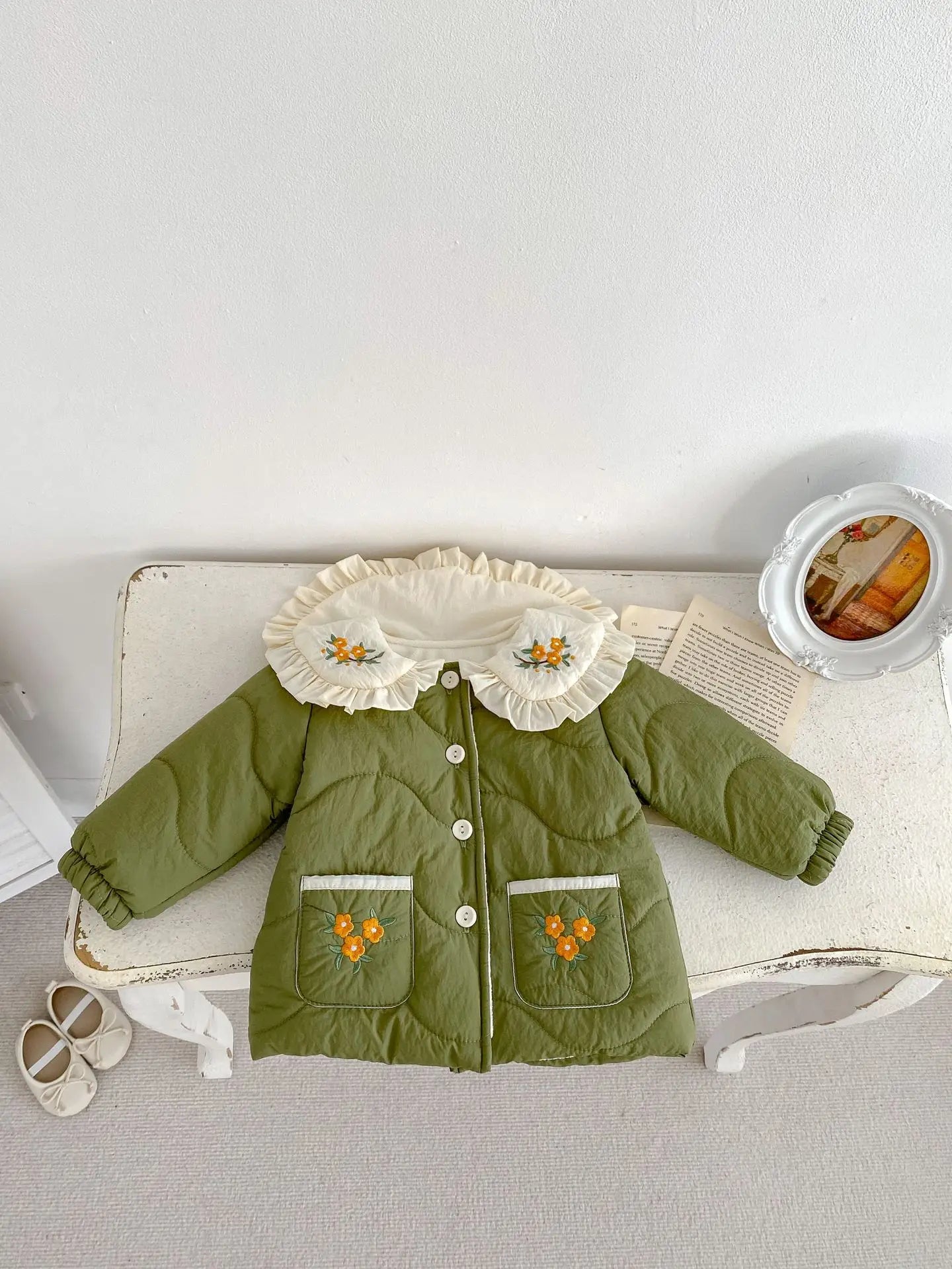 ショートコート・ジャケット・ジャンパー Green / 66cm 0-6m ベビーキッズアウター フリルビッグ襟フラワー刺繍キルティングコートジャケット 2カラー【mh0007513】