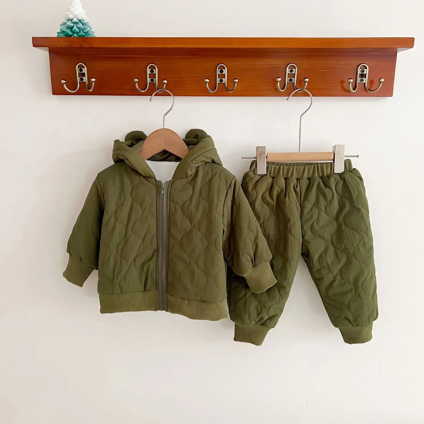 長袖セットアップ green set / 66cm ベビーアウタージャンプスーツ キルティングセットアップ 2点セット 耳付きフーディ長袖カバーオール くま耳フーディジャケット ロングパンツ グリーン ベージュ 2型 2カラー