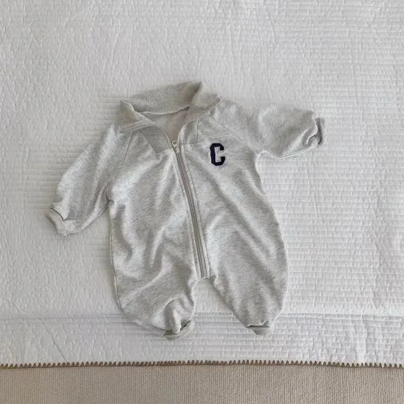 長袖ジャンプスーツ Grey / 0-6M 66cm ベビージャンプスーツ 長袖つなぎ 襟付き ジップアップ レターロゴ 2カラー【mh0006447】