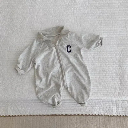 長袖ジャンプスーツ Grey / 0-6M 66cm ベビージャンプスーツ 長袖つなぎ 襟付き ジップアップ レターロゴ 2カラー【mh0006447】