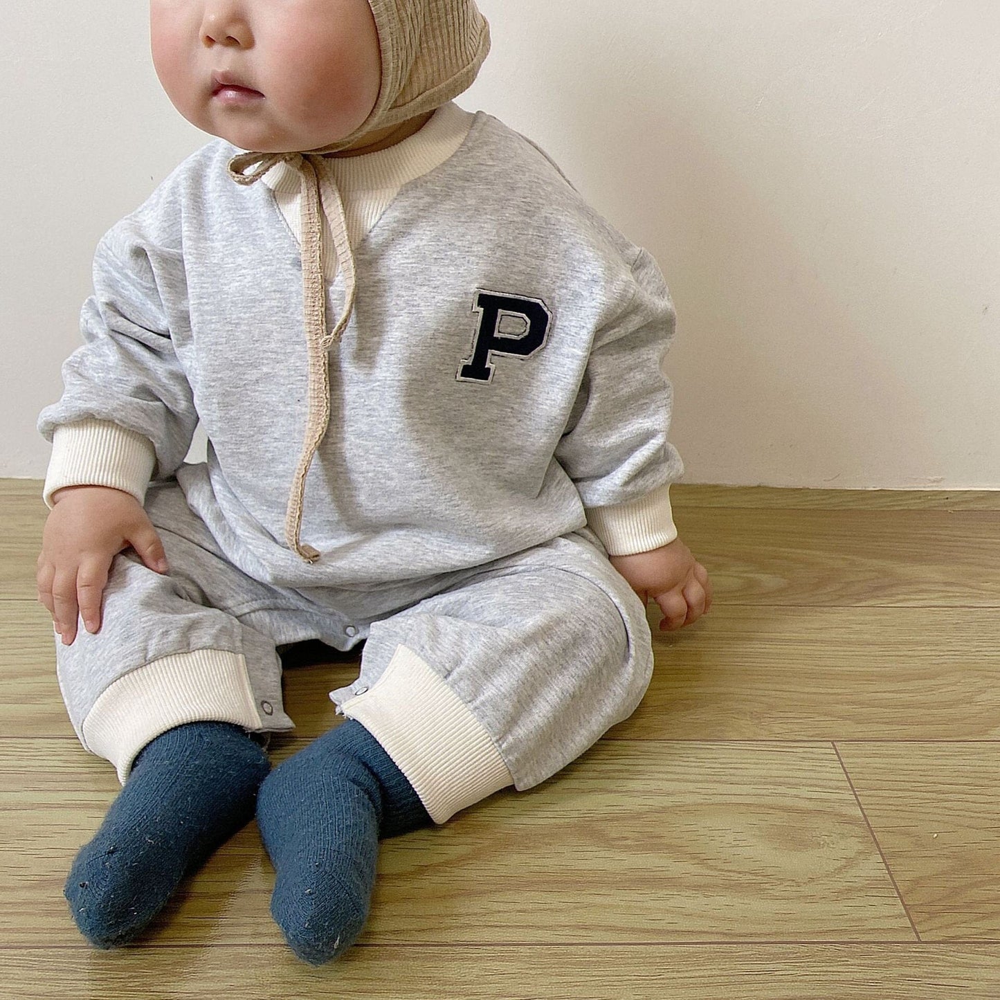 長袖ロンパース Grey / 66cm ベビー 長袖ロンパース 刺繍レターロゴ ジャンプスーツ ダークブルー ベージュ グレー 3カラー ボーイズ 男の子 子供服 6937