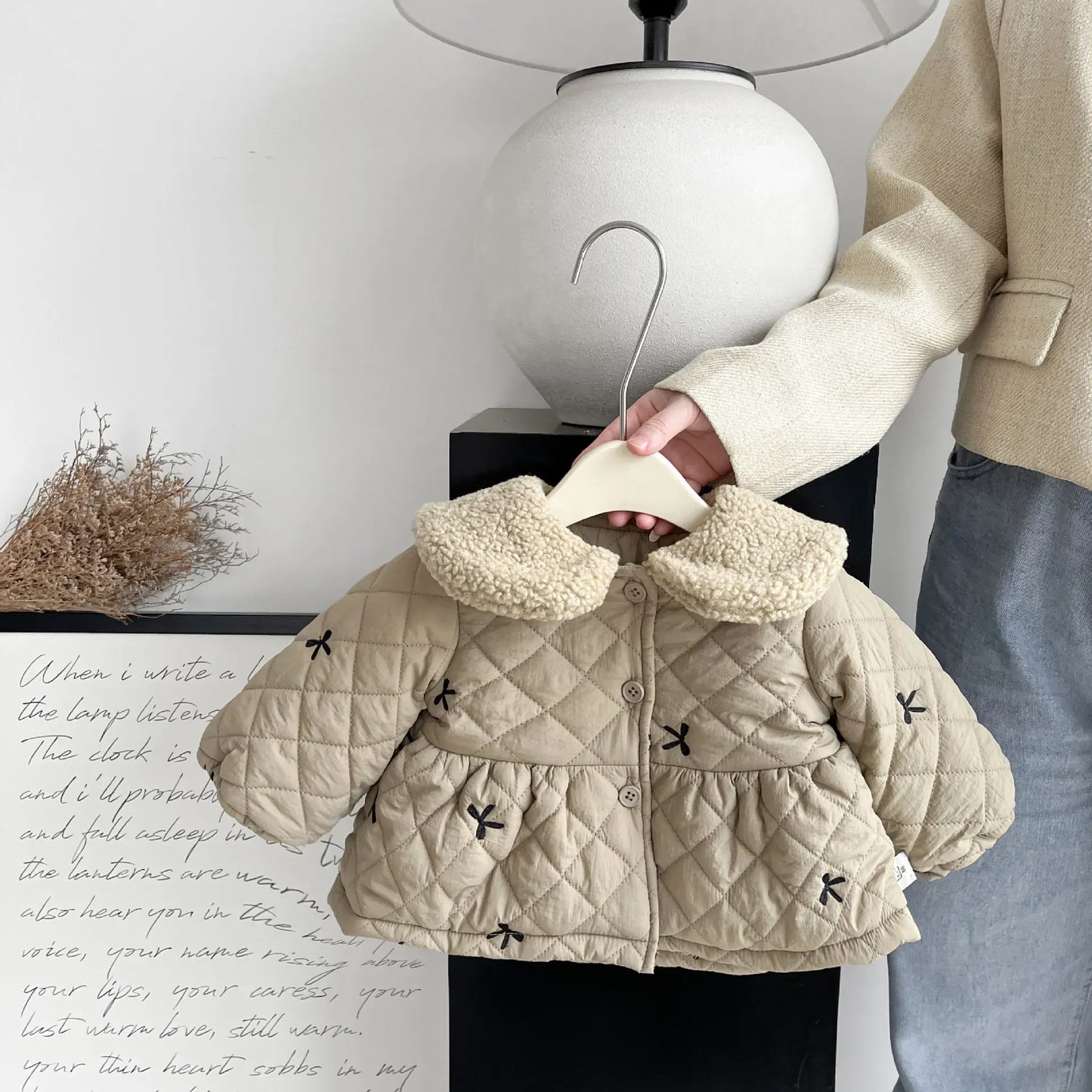 ショートコート・ジャケット・ジャンパー Khaki / 66cm 6M ベビーアウター リボン刺繍ボアフリース襟付きキルティングペプラムコートジャケット【mh0008159】