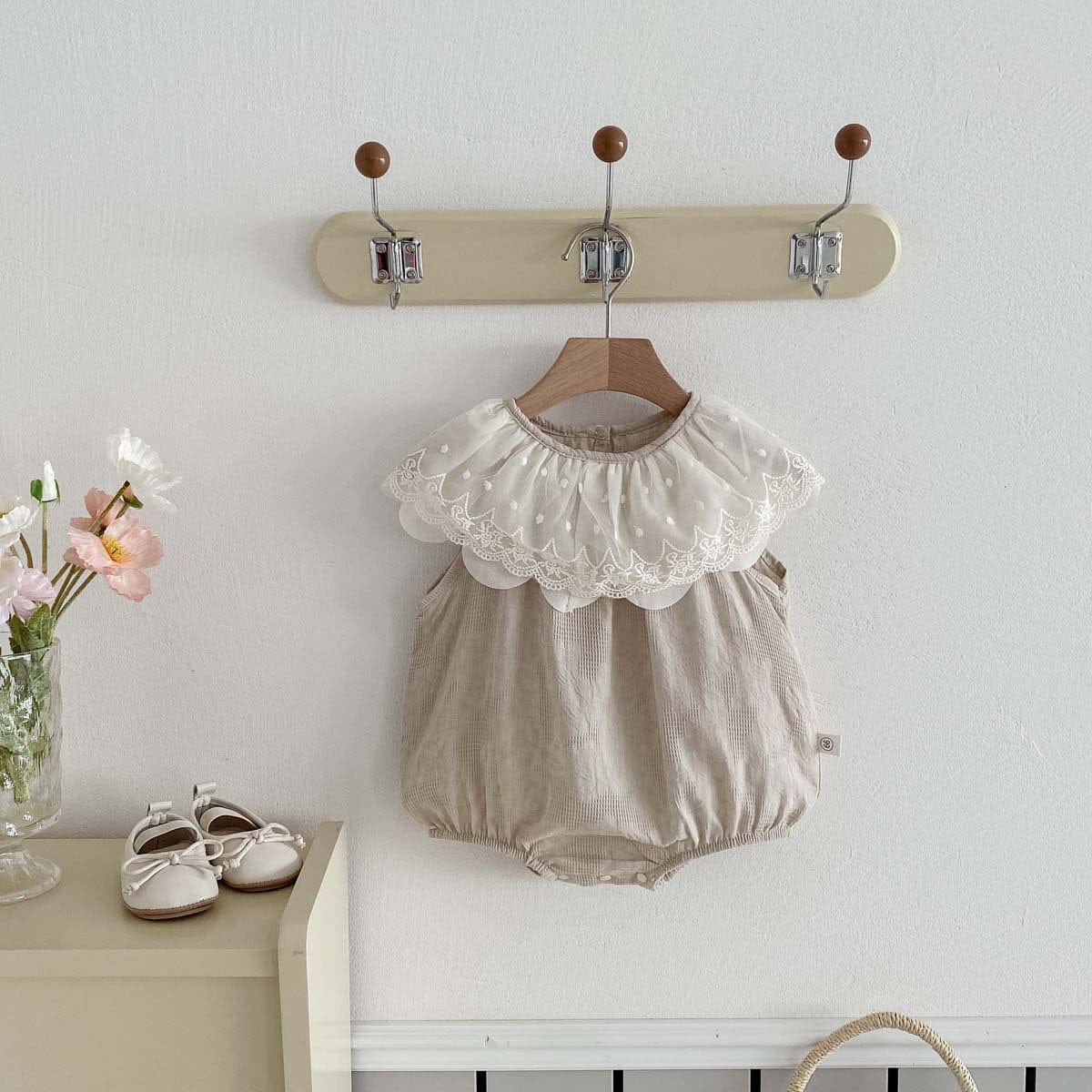 ノースリーブロンパース Khaki / 66cm レースビッグラッフル襟ノースリーブロンパース【mh0010308】