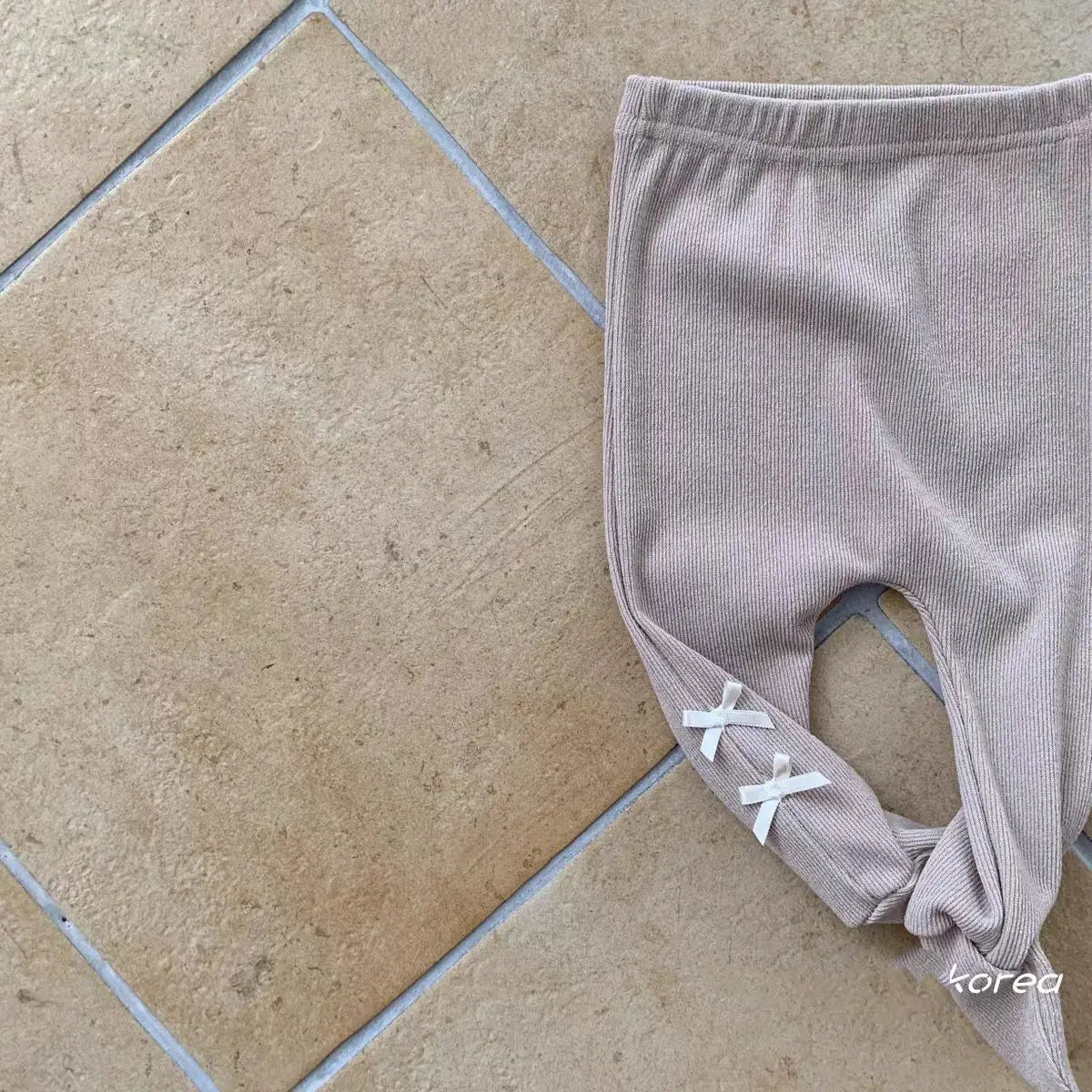 レギンスパンツ khaki gray / 6M  66CM ベビーパンツ リボンアクセント足付きレギンスパンツタイツ【mh0008262】