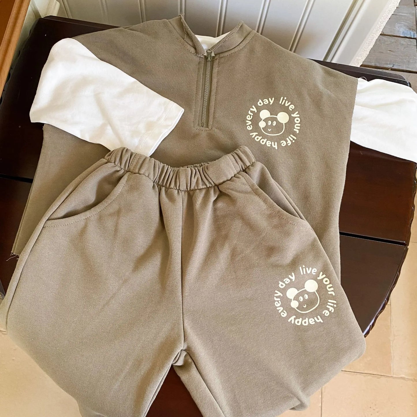 長袖セットアップ khaki set / 12M  80cm キッズセットアップ 2点セット 長袖ドッキングジッパーシャツ+ロングスウェットパンツ ワンポイントプリント 2カラー