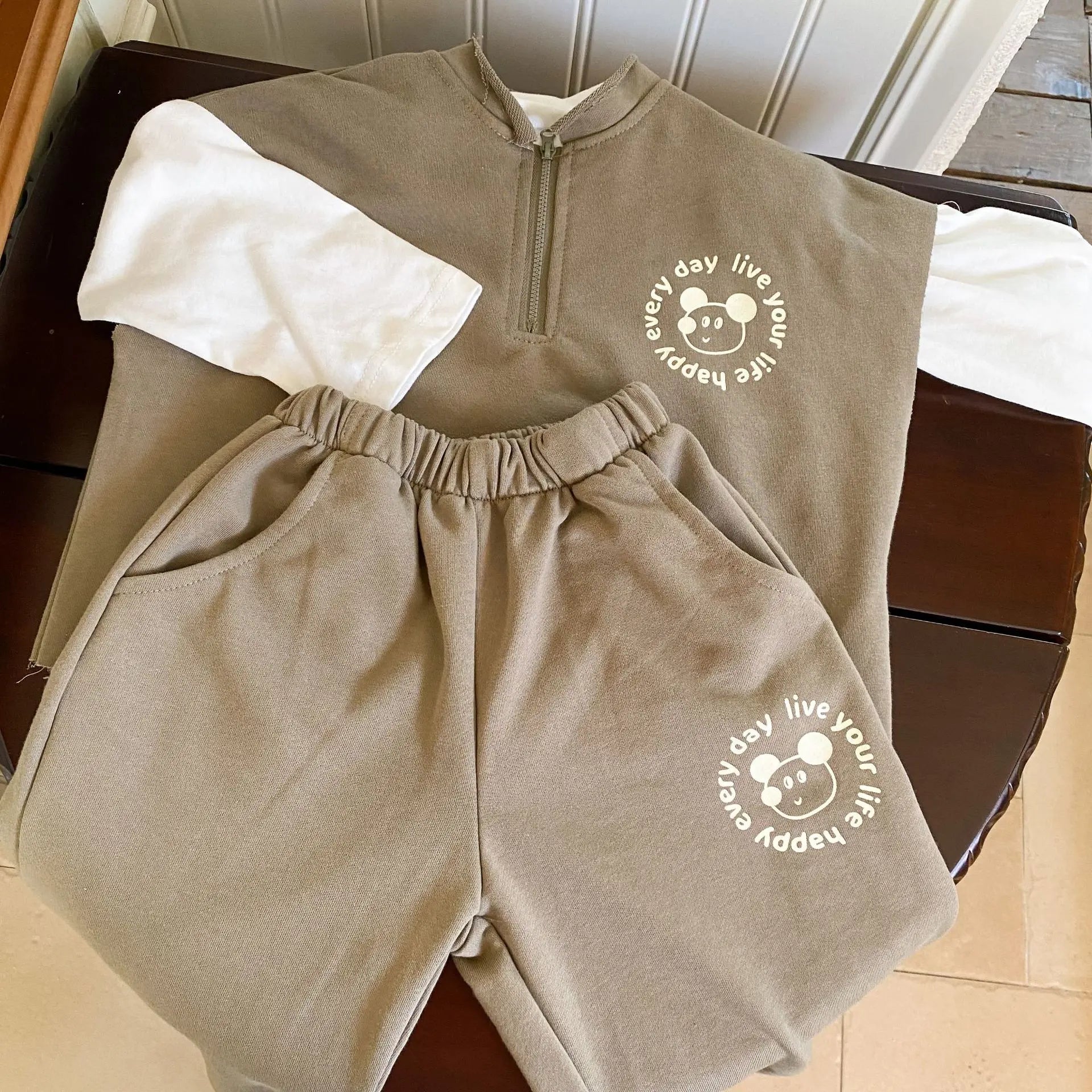 長袖セットアップ khaki set / 12M  80cm キッズセットアップ 2点セット 長袖ドッキングジッパーシャツ+ロングスウェットパンツ ワンポイントプリント 2カラー