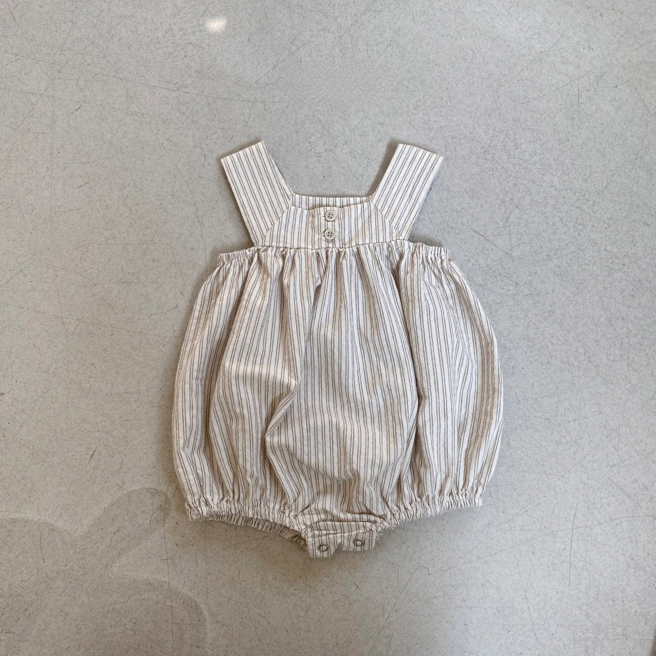 ノースリーブロンパース Khaki stripe / 6M/66cm / 取り寄せ（7〜21日） ベビー ストライプ ノースリーブ サスペンダー ロンパース ブルー カーキ ユニセックス 5913B