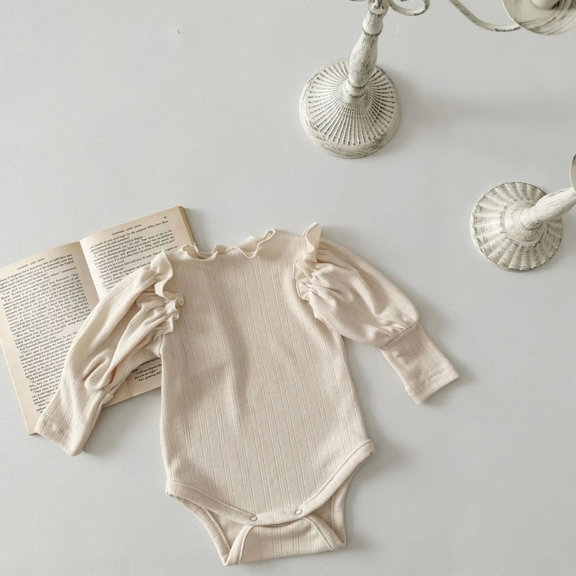 長袖ロンパース Light Khaki / 3-6M  66cm ベビーロンパース 長袖パフスリーブボディスーツ ショルダーフリル 2カラー【mh0006393】