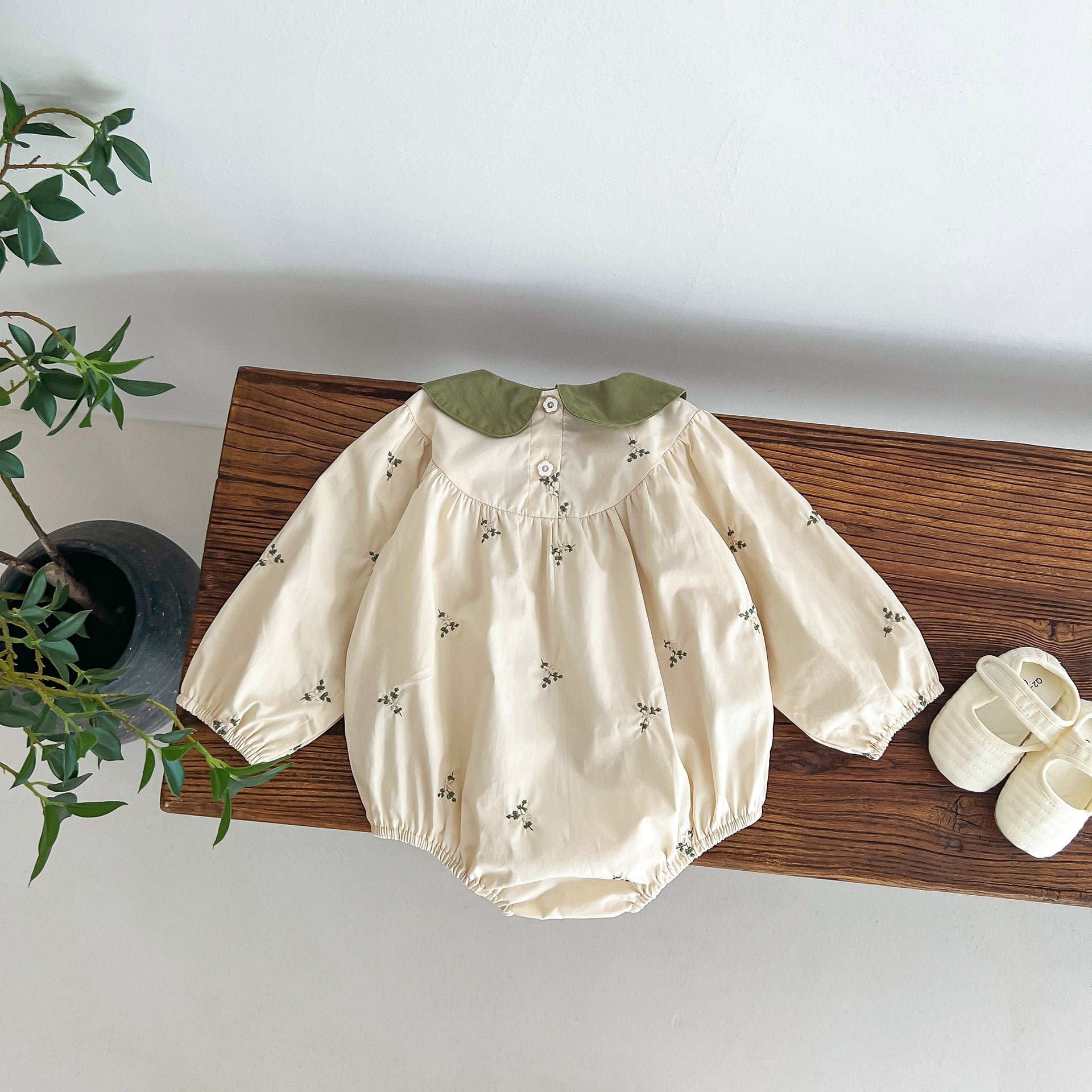 長袖ロンパース ベビー 長袖ロンパース 丸襟 フラワー 花柄刺繍 アプリコット ガールズ 女の子 子供服【mh0002914】