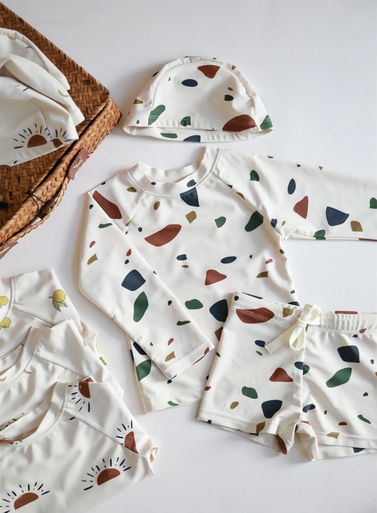 ベビー用水着 キッズ水着 ボーイズ 半袖長袖 セパレートラッシュガード  スイムウェア スイミングウェア 帽子セット【mh0004294】