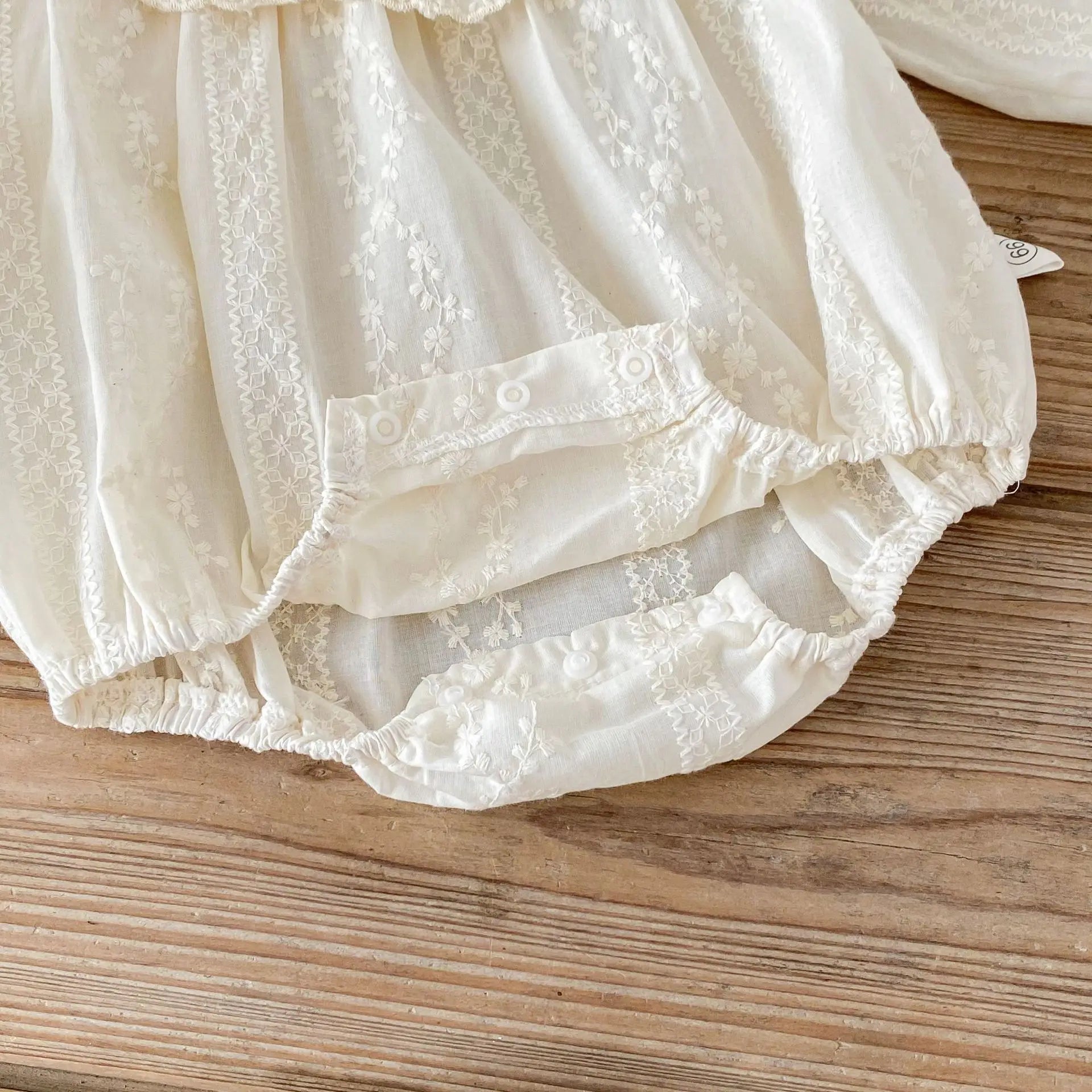 長袖ロンパース ベビーロンパース 長袖ボディスーツ フリル襟レース刺繍 ベージュ【mh0004606】