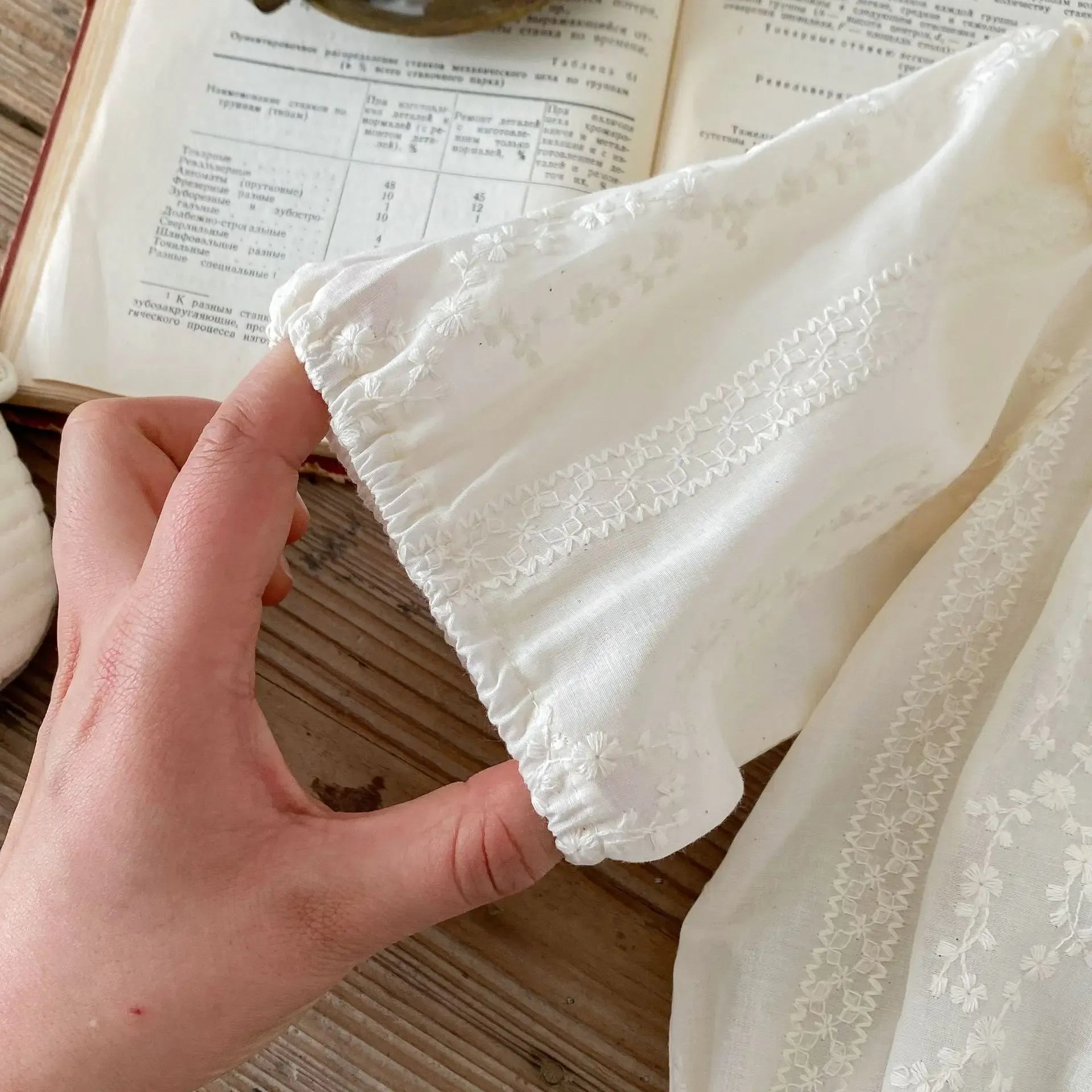 長袖ロンパース ベビーロンパース 長袖ボディスーツ フリル襟レース刺繍 ベージュ【mh0004606】