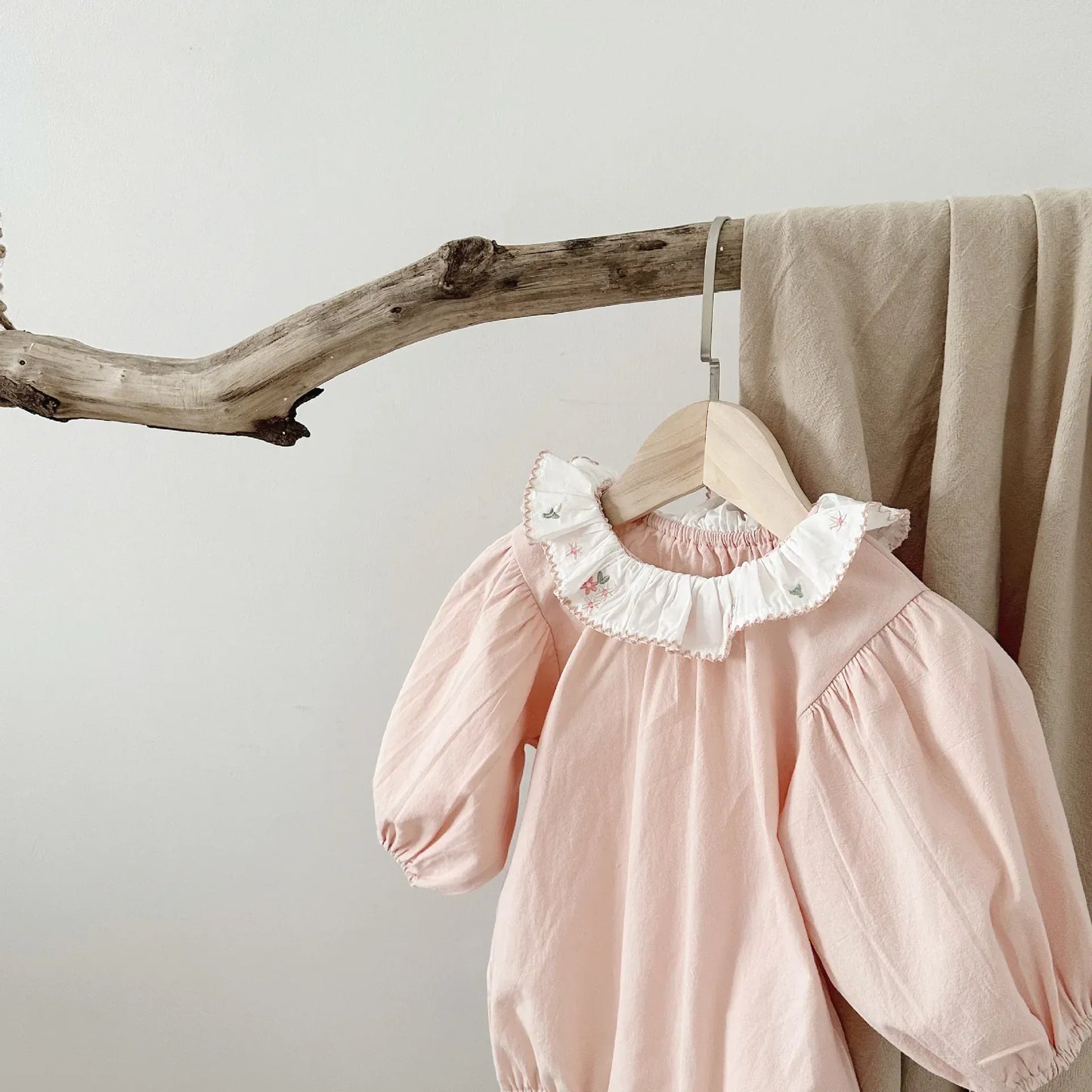 長袖ロンパース ベビーロンパース フリルサークル襟 長袖ボディスーツ フラワー花柄刺繍 ピンク【mh0004626】