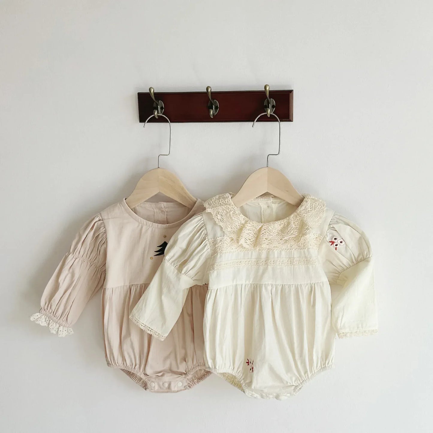 長袖ロンパース ベビーロンパース 長袖パフスリーブボディスーツ レース襟 フラワー花柄刺繍 ベージュ【mh0004663】