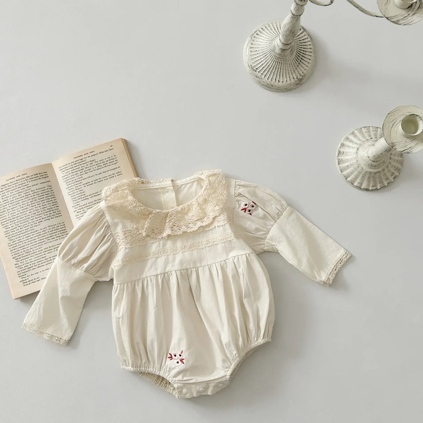 長袖ロンパース ベビーロンパース 長袖パフスリーブボディスーツ レース襟 フラワー花柄刺繍 ベージュ【mh0004663】