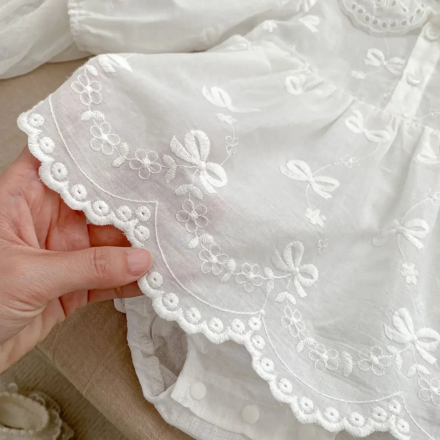 長袖ロンパース ベビーロンパース 丸襟レースリボン刺繍スカートボディスーツ ベビードレスホワイト【mh0007058】