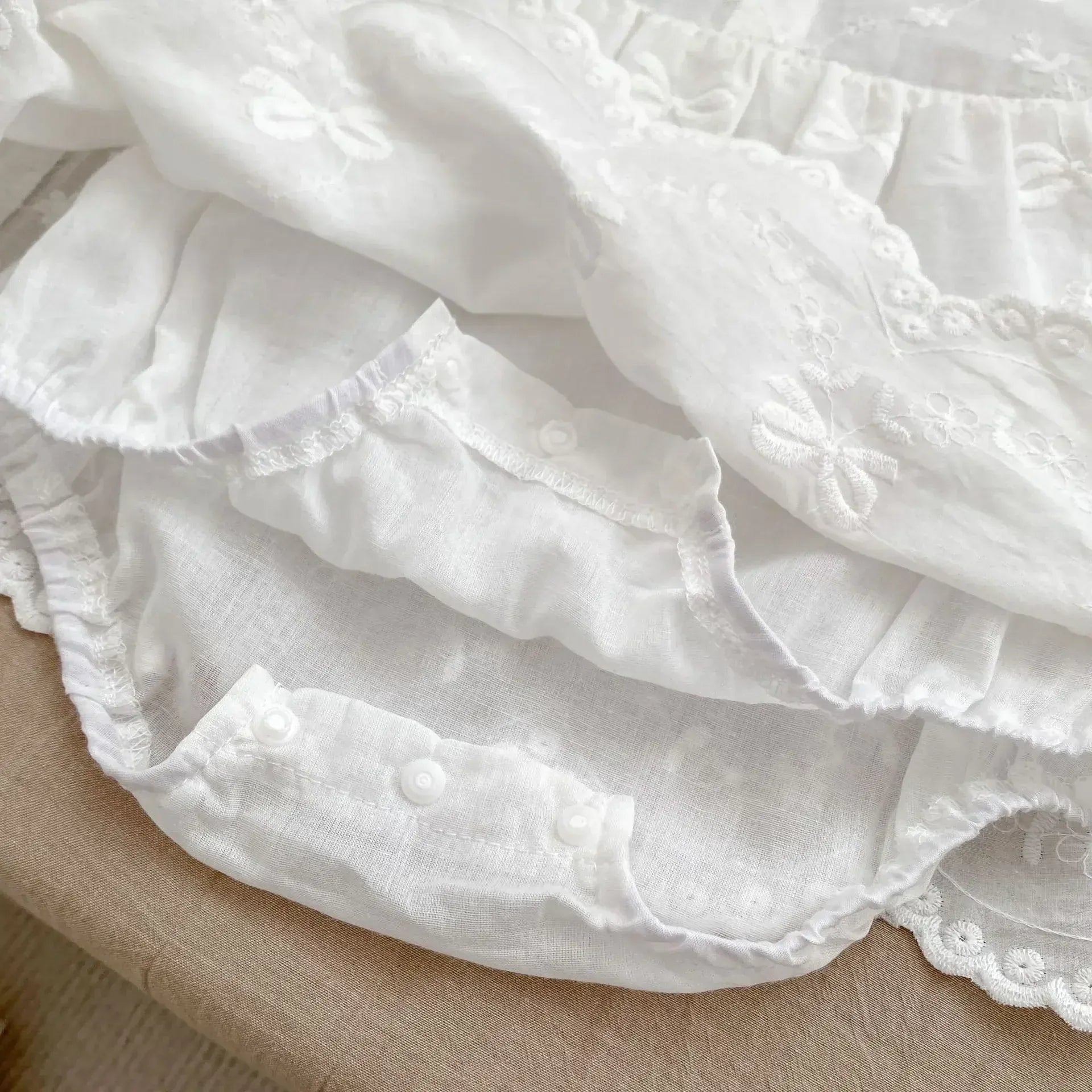 長袖ロンパース ベビーロンパース 丸襟レースリボン刺繍スカートボディスーツ ベビードレスホワイト【mh0007058】