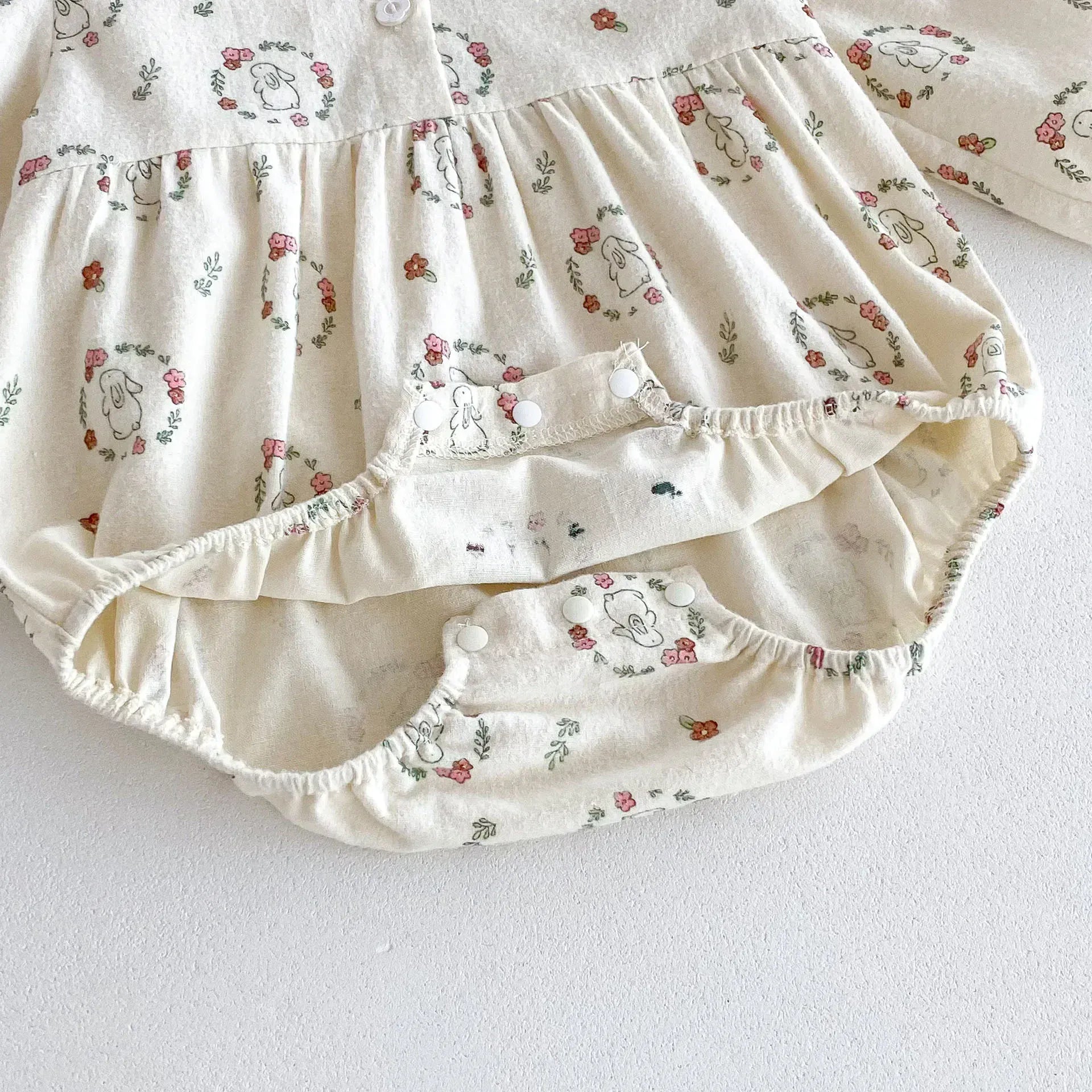 長袖ロンパース ベビーロンパース フラワーうさぎプリントレース丸襟長袖ボディスーツ アプリコット【mh0007398】