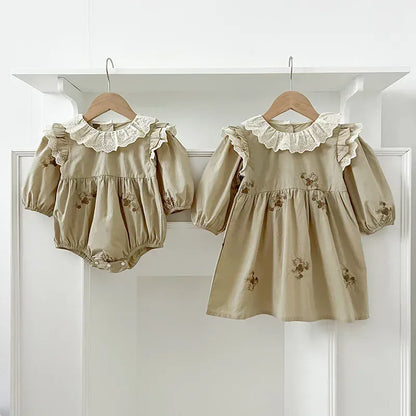 長袖ロンパース ベビーロンパース/キッズワンピース レースラッフル襟ショルダーフリルフラワープリント長袖ボディスーツ/ワンピース リンクコーデ 姉妹 お揃いコーデ【mh0007420】