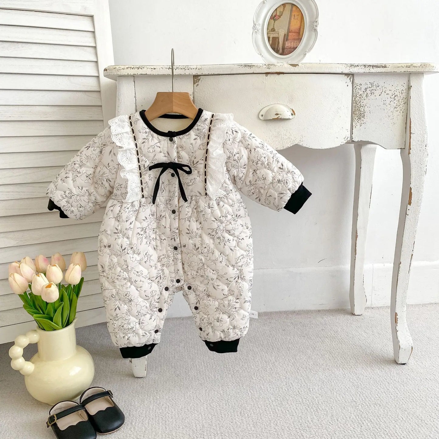 アウタージャンプスーツ ベビーアウタージャンプスーツ ショルダーフリルレースリボンフラワープリントキルティング裏フリース長袖ボディスーツ モノトーン【mh0007630】