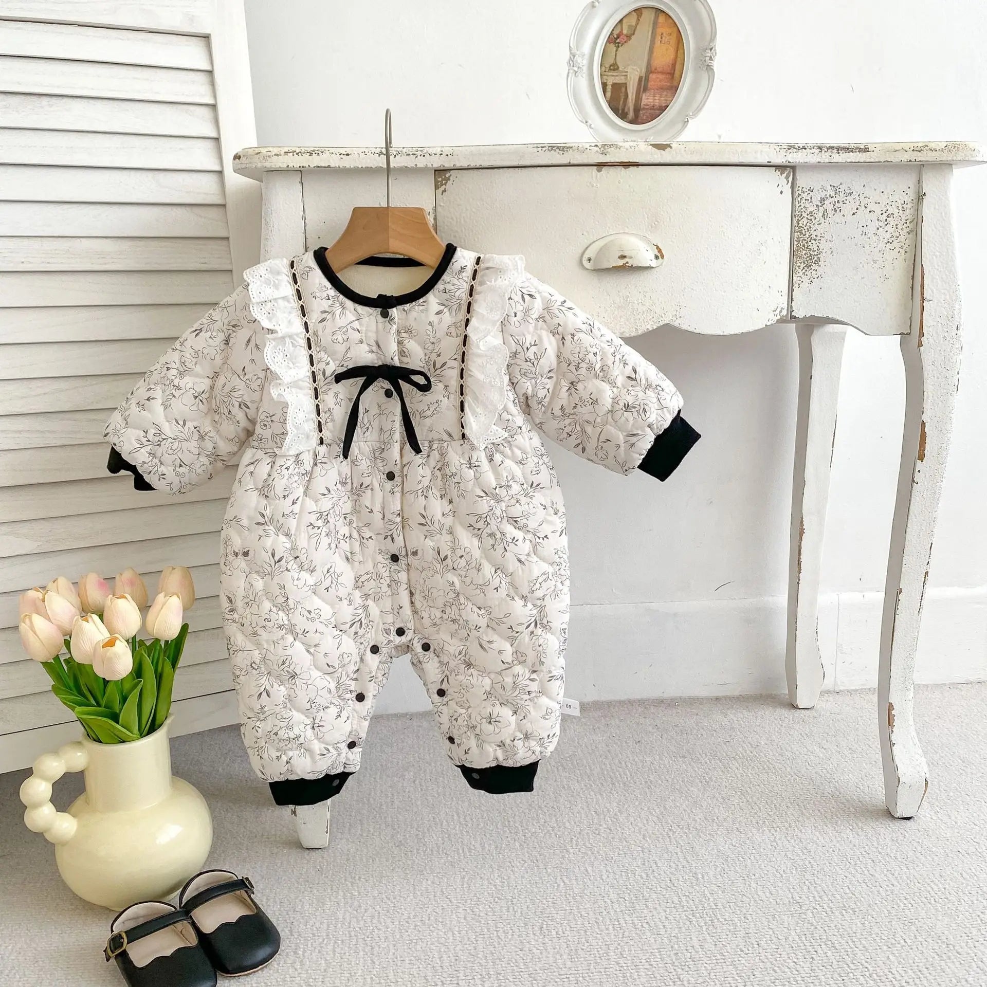 アウタージャンプスーツ ベビーアウタージャンプスーツ ショルダーフリルレースリボンフラワープリントキルティング裏フリース長袖ボディスーツ モノトーン【mh0007630】