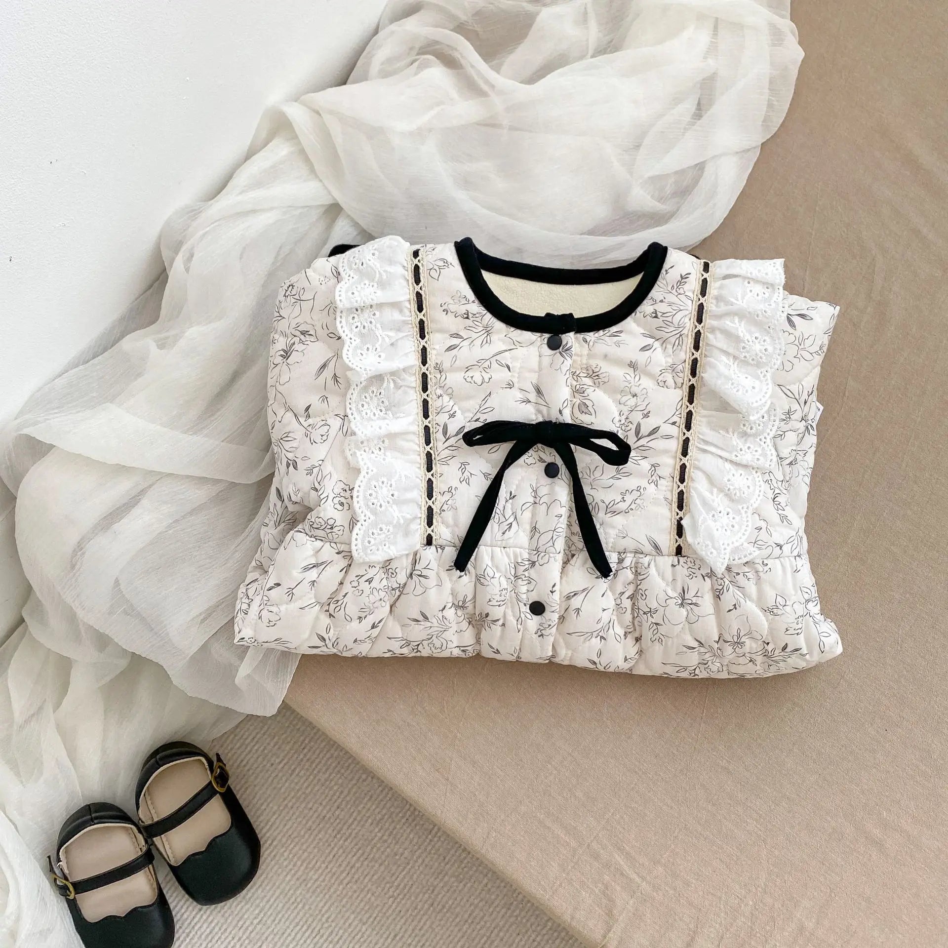 アウタージャンプスーツ ベビーアウタージャンプスーツ ショルダーフリルレースリボンフラワープリントキルティング裏フリース長袖ボディスーツ モノトーン【mh0007630】