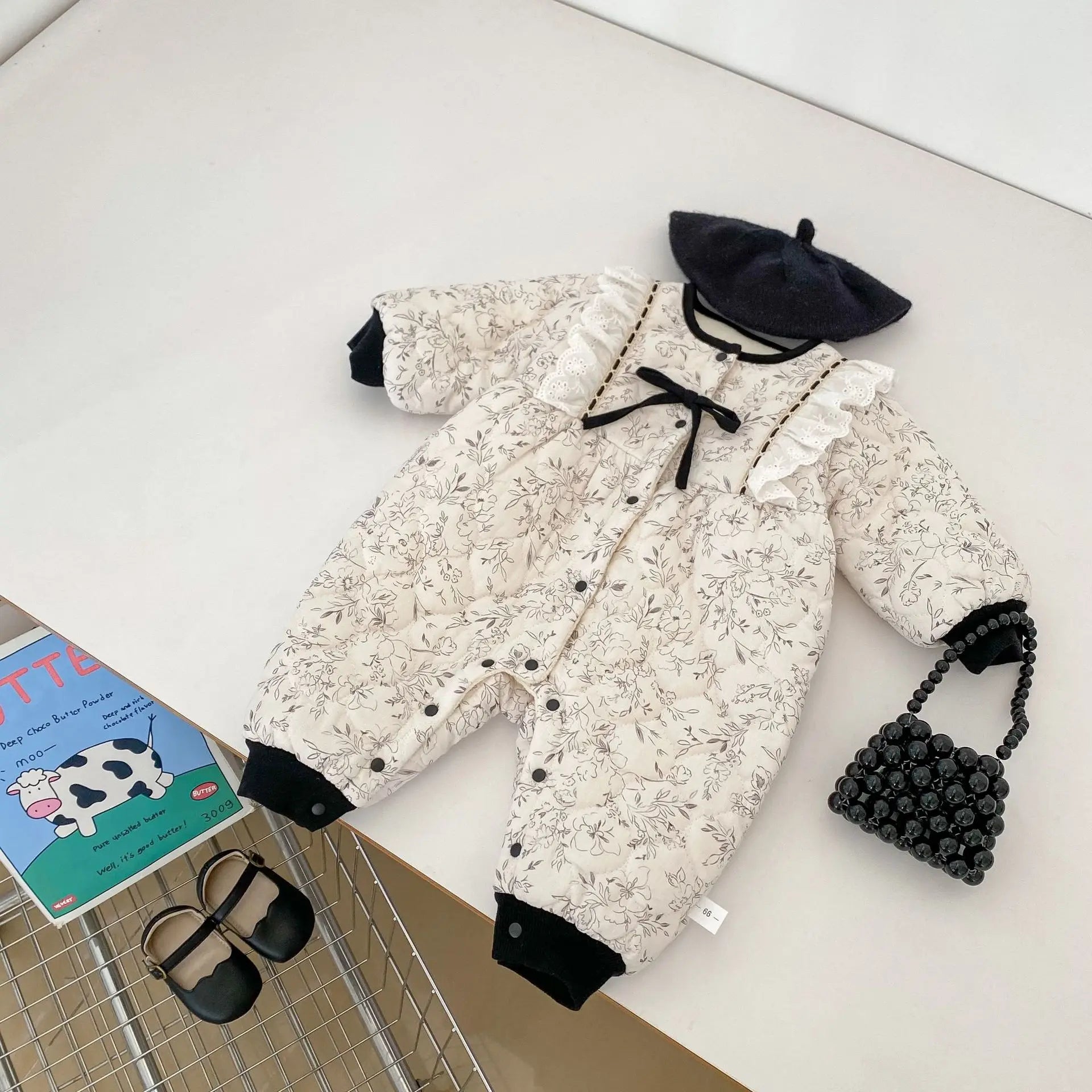 アウタージャンプスーツ ベビーアウタージャンプスーツ ショルダーフリルレースリボンフラワープリントキルティング裏フリース長袖ボディスーツ モノトーン【mh0007630】