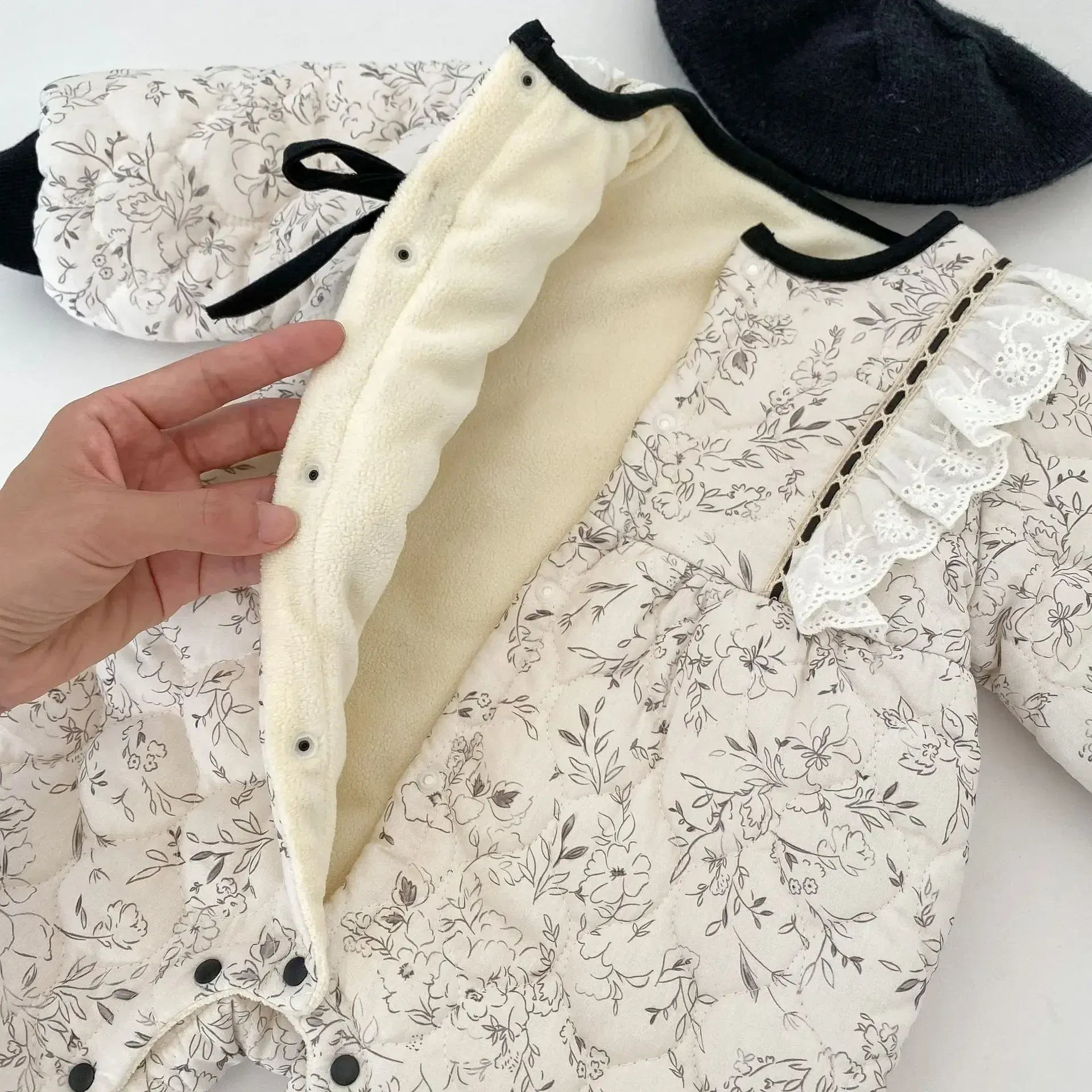 アウタージャンプスーツ ベビーアウタージャンプスーツ ショルダーフリルレースリボンフラワープリントキルティング裏フリース長袖ボディスーツ モノトーン【mh0007630】