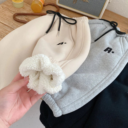 ロングパンツ・スウェットパンツ ベビーキッズパンツ アルファベットワンポイント裏ボアフリース厚手ロングスウェットパンツ【mh0007856】