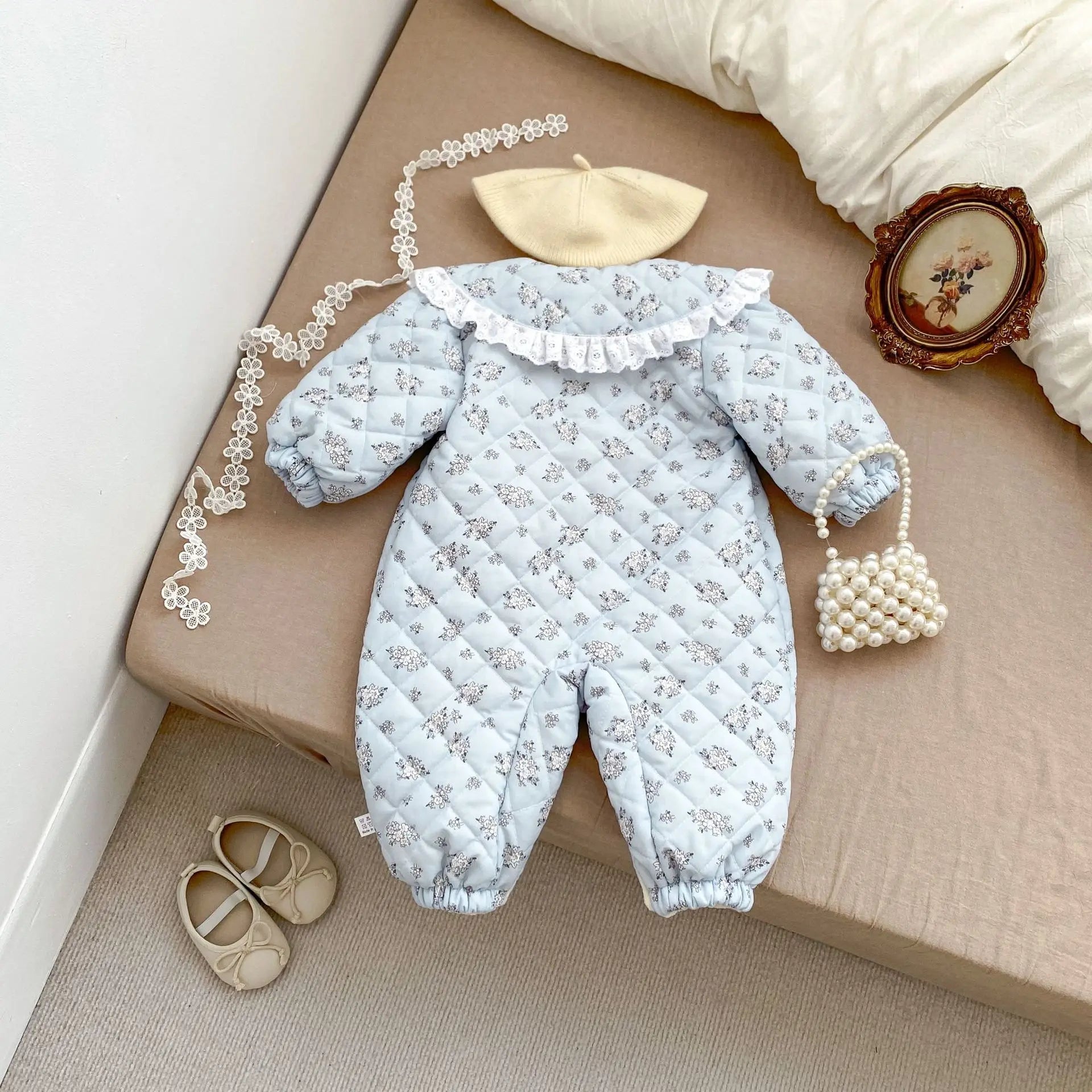アウタージャンプスーツ ベビーアウタージャンプスーツ フラワープリントフリルレース襟リボンキルティングパデッド長袖ロンパース【mh0007871】
