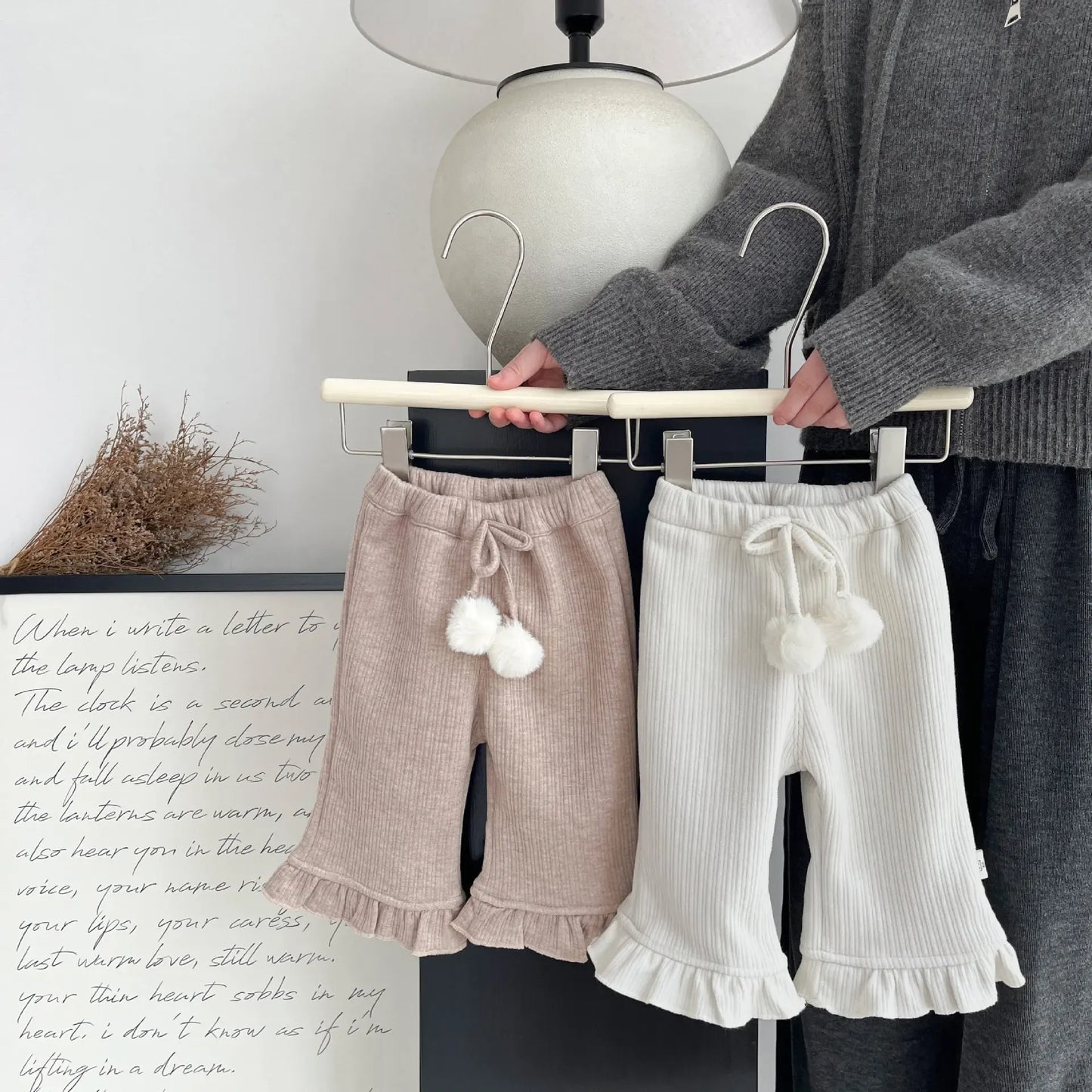 ロングパンツ・スウェットパンツ ベビーパンツ ぽんぽん付きフリルロングパンツ【mh0008039】