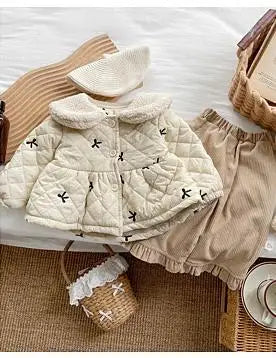 ショートコート・ジャケット・ジャンパー ベビーアウター リボン刺繍ボアフリース襟付きキルティングペプラムコートジャケット【mh0008159】