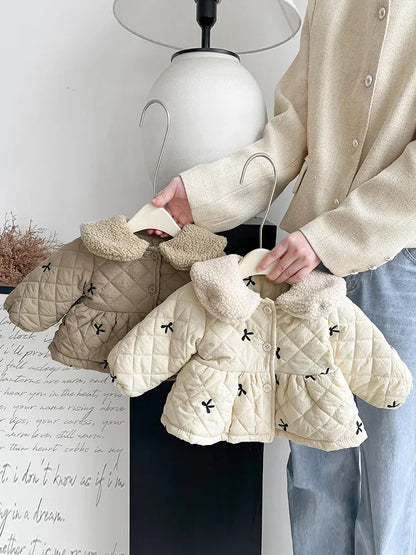 ショートコート・ジャケット・ジャンパー ベビーアウター リボン刺繍ボアフリース襟付きキルティングペプラムコートジャケット【mh0008159】