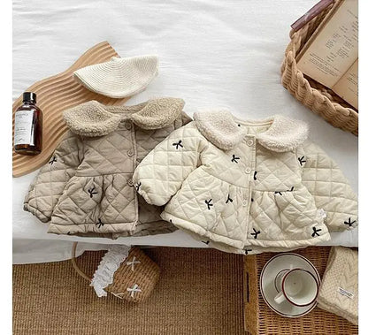ショートコート・ジャケット・ジャンパー ベビーアウター リボン刺繍ボアフリース襟付きキルティングペプラムコートジャケット【mh0008159】