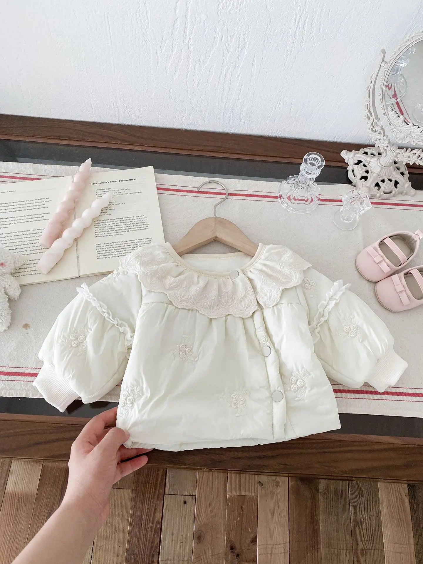 ショートコート・ジャケット・ジャンパー ベビーアウター フラワー刺繍ラッフル襟パデッドジャケットコート【mh0008200】