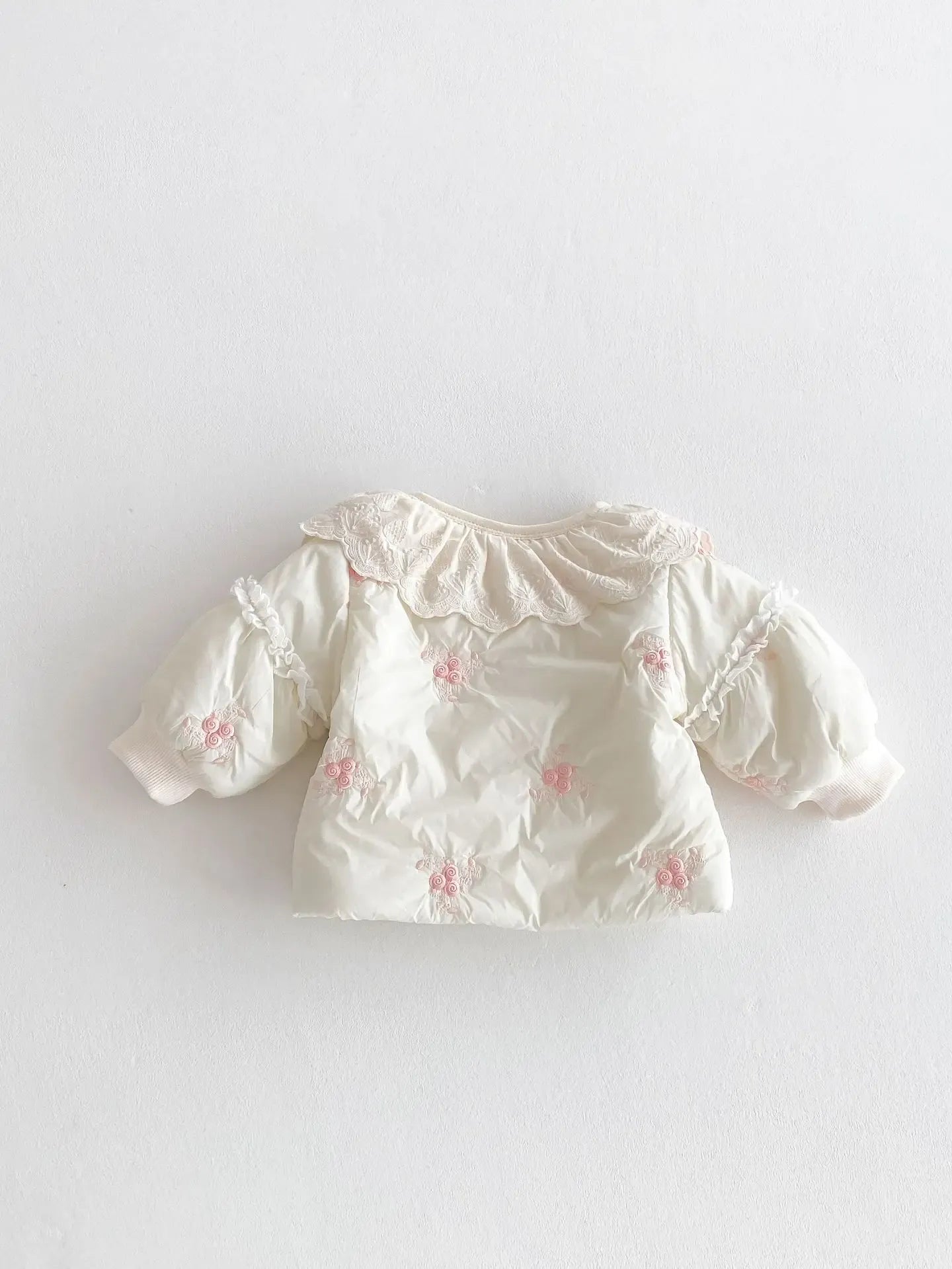 ショートコート・ジャケット・ジャンパー ベビーアウター フラワー刺繍ラッフル襟パデッドジャケットコート【mh0008200】