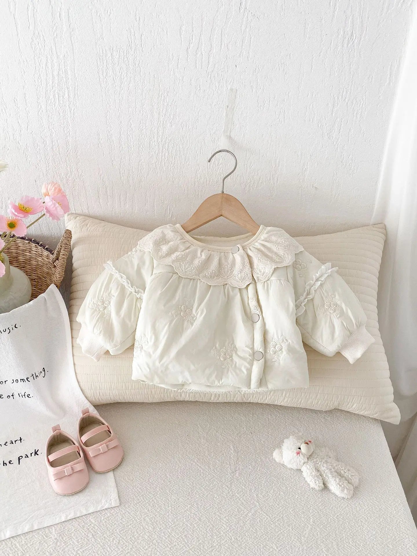 ショートコート・ジャケット・ジャンパー ベビーアウター フラワー刺繍ラッフル襟パデッドジャケットコート【mh0008200】