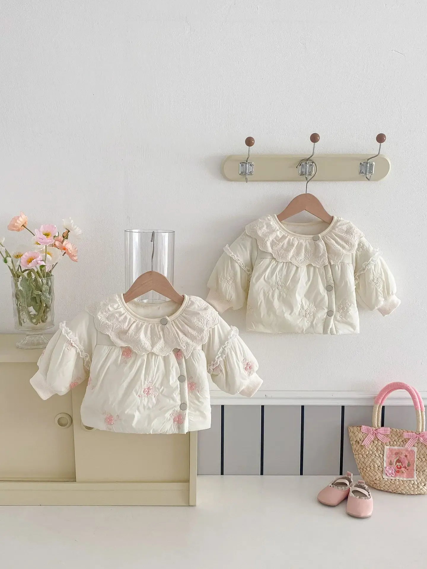 ショートコート・ジャケット・ジャンパー ベビーアウター フラワー刺繍ラッフル襟パデッドジャケットコート【mh0008200】