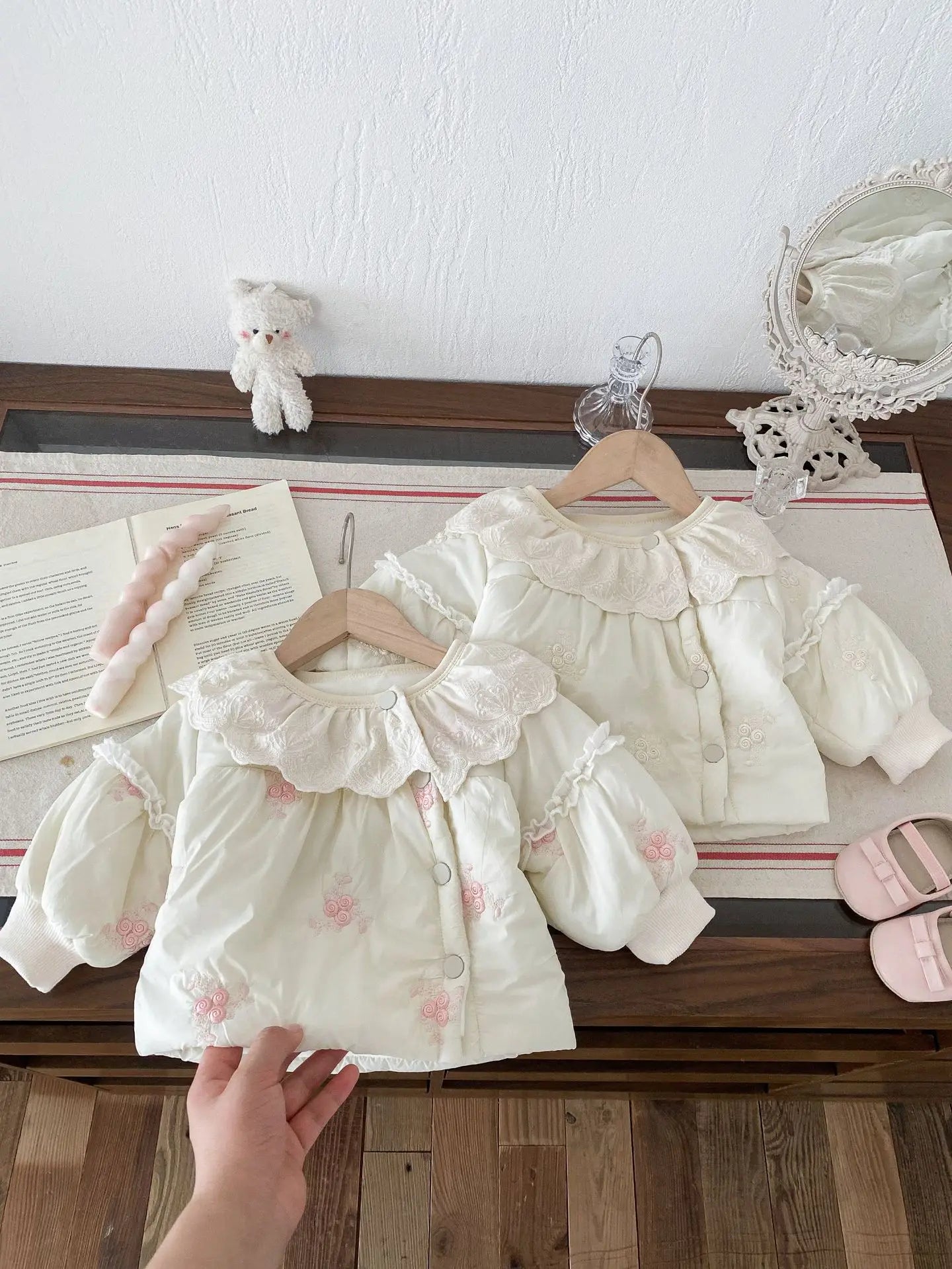 ショートコート・ジャケット・ジャンパー ベビーアウター フラワー刺繍ラッフル襟パデッドジャケットコート【mh0008200】