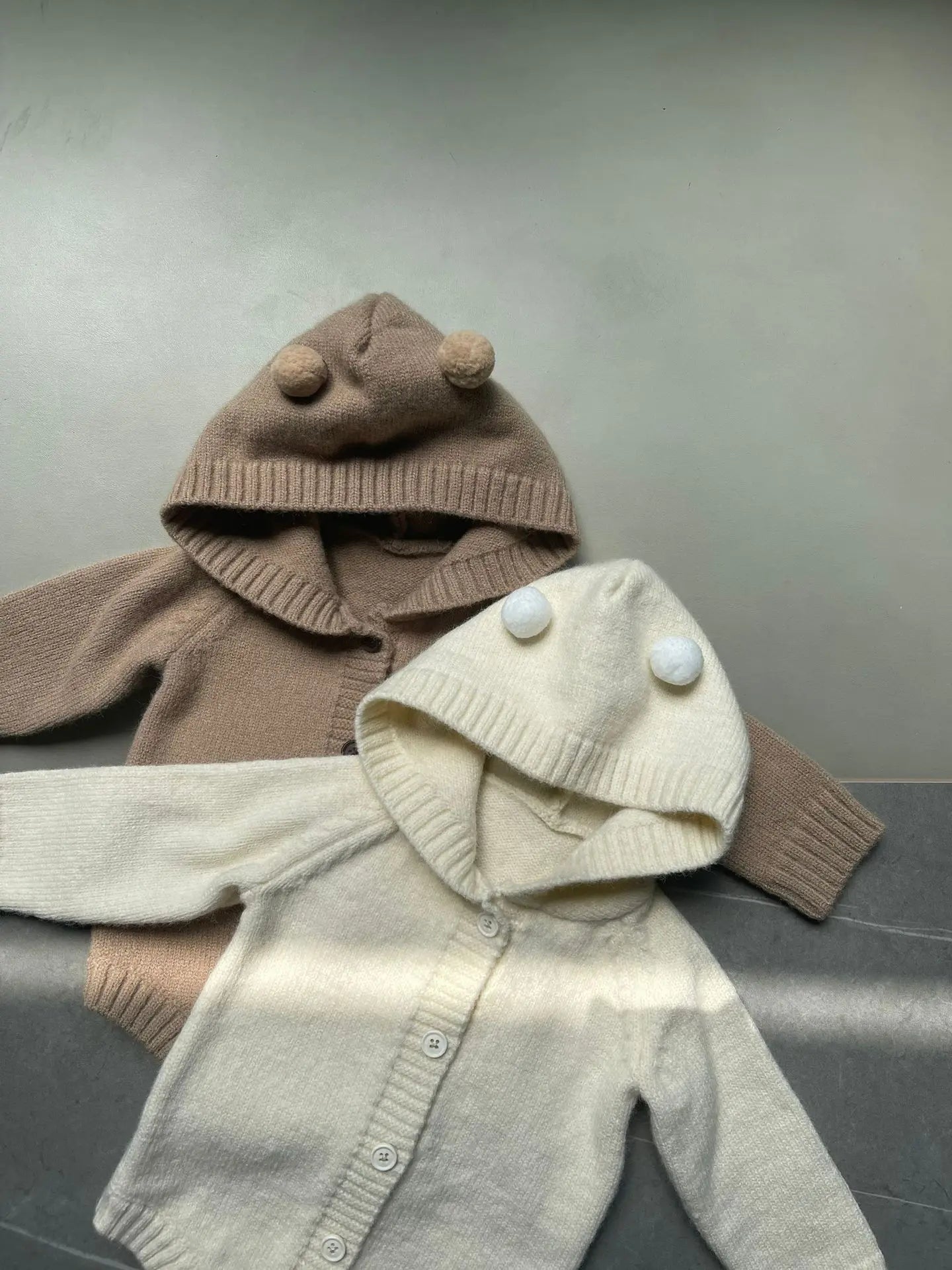 長袖ロンパース ベビーロンパース ぽんぽん耳付きフーディニット長袖ボディスーツ【mh0008256】