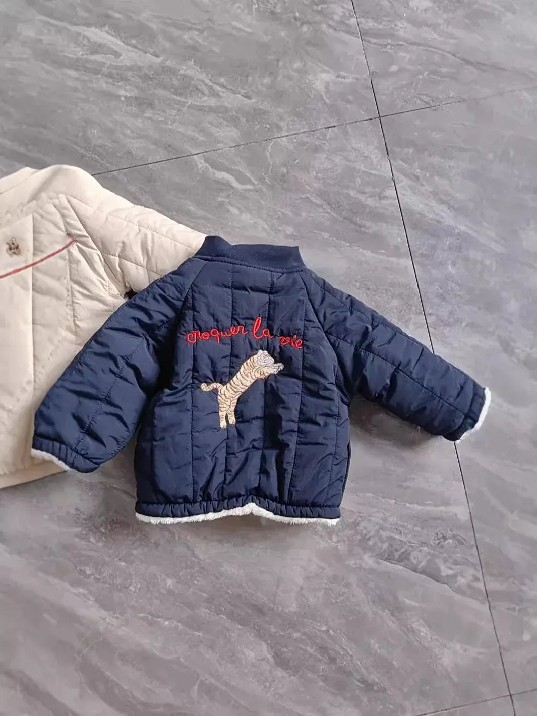 ショートコート・ジャケット・ジャンパー キッズアウター バック刺繍キルティングブルゾンジャケット【mh0008446】