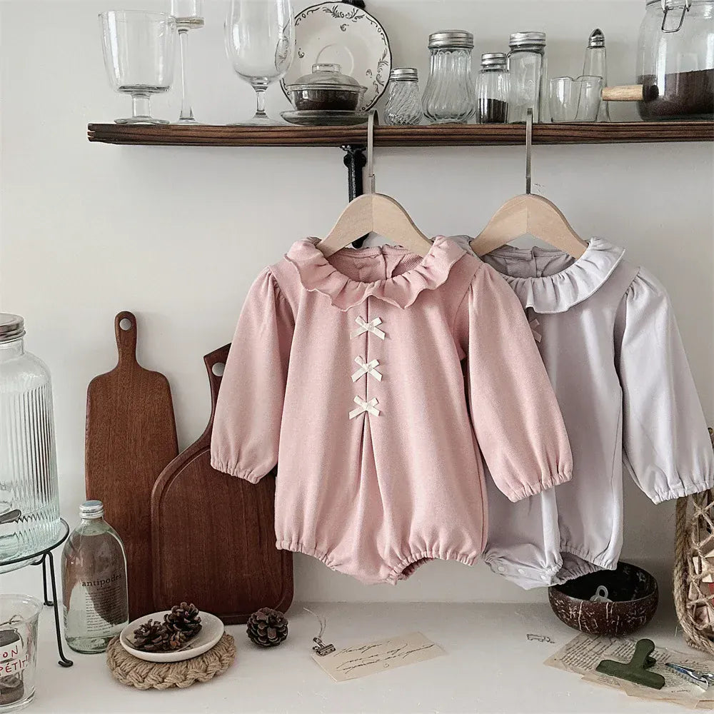 長袖ロンパース ベビーロンパース フロントリボンタックラッフル襟長袖ボディスーツ【mh0008844】