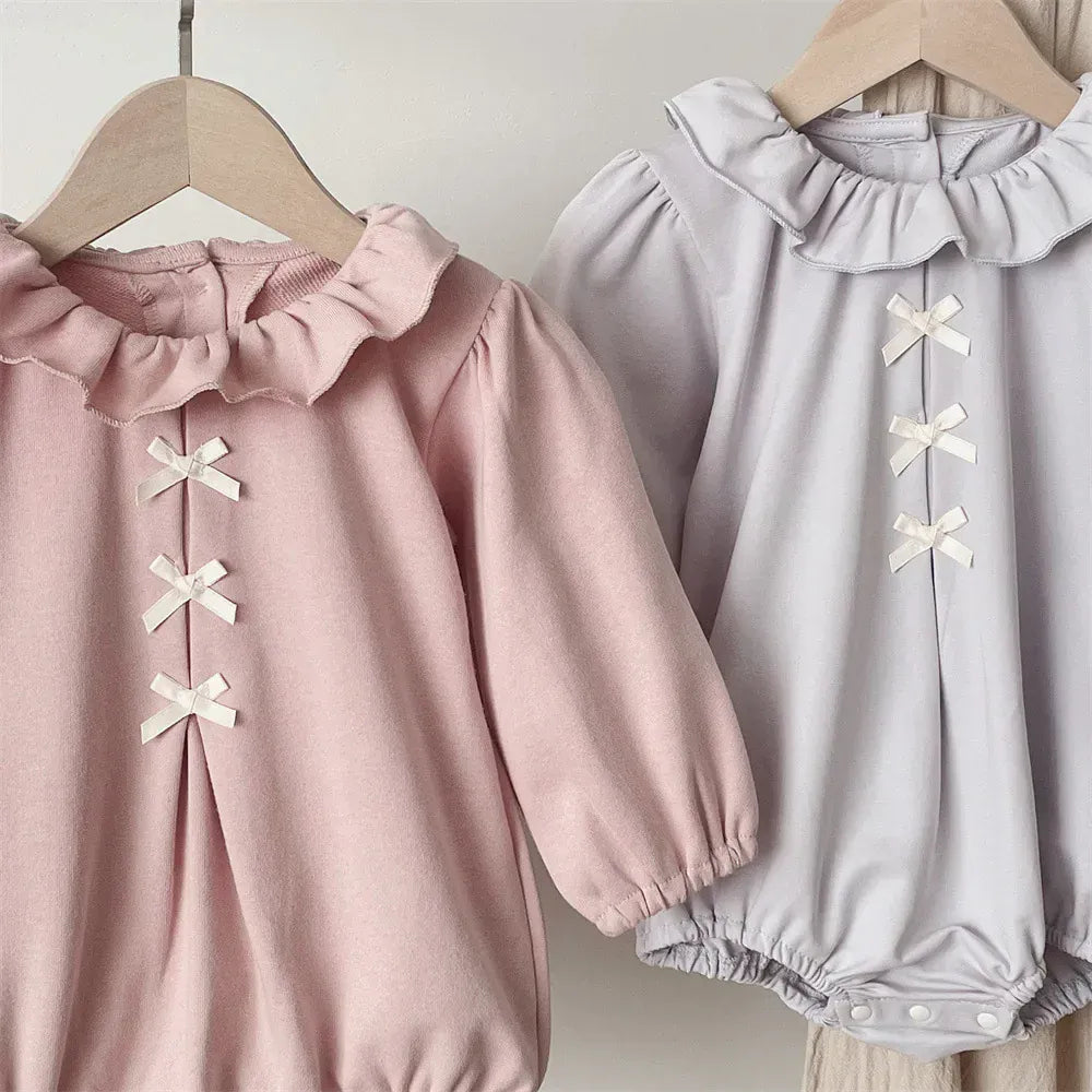 長袖ロンパース ベビーロンパース フロントリボンタックラッフル襟長袖ボディスーツ【mh0008844】