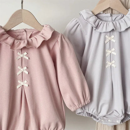 長袖ロンパース ベビーロンパース フロントリボンタックラッフル襟長袖ボディスーツ【mh0008844】