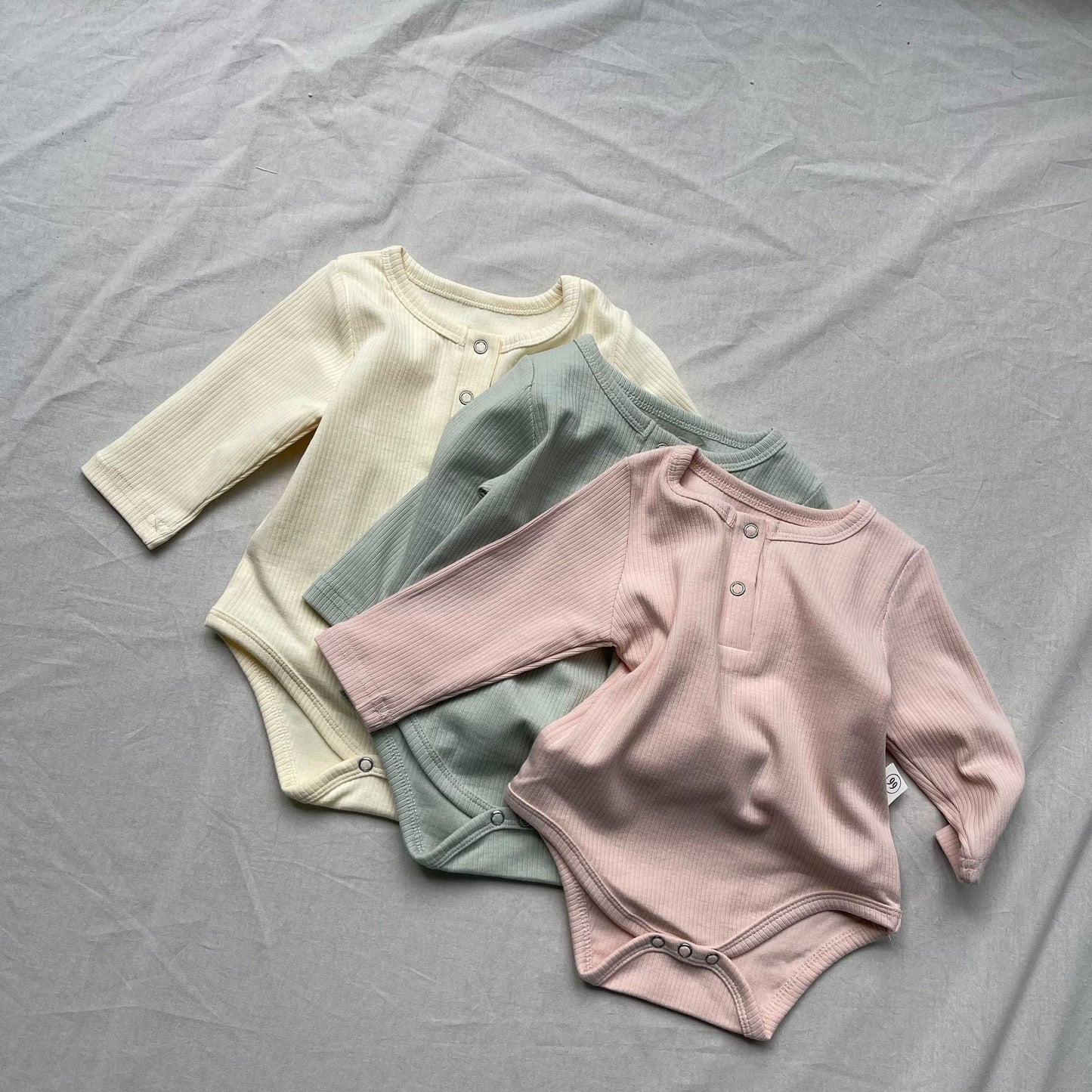 長袖ロンパース ベビーロンパース ヘンリーネックシンプル長袖ボディスーツ【mh0009171】