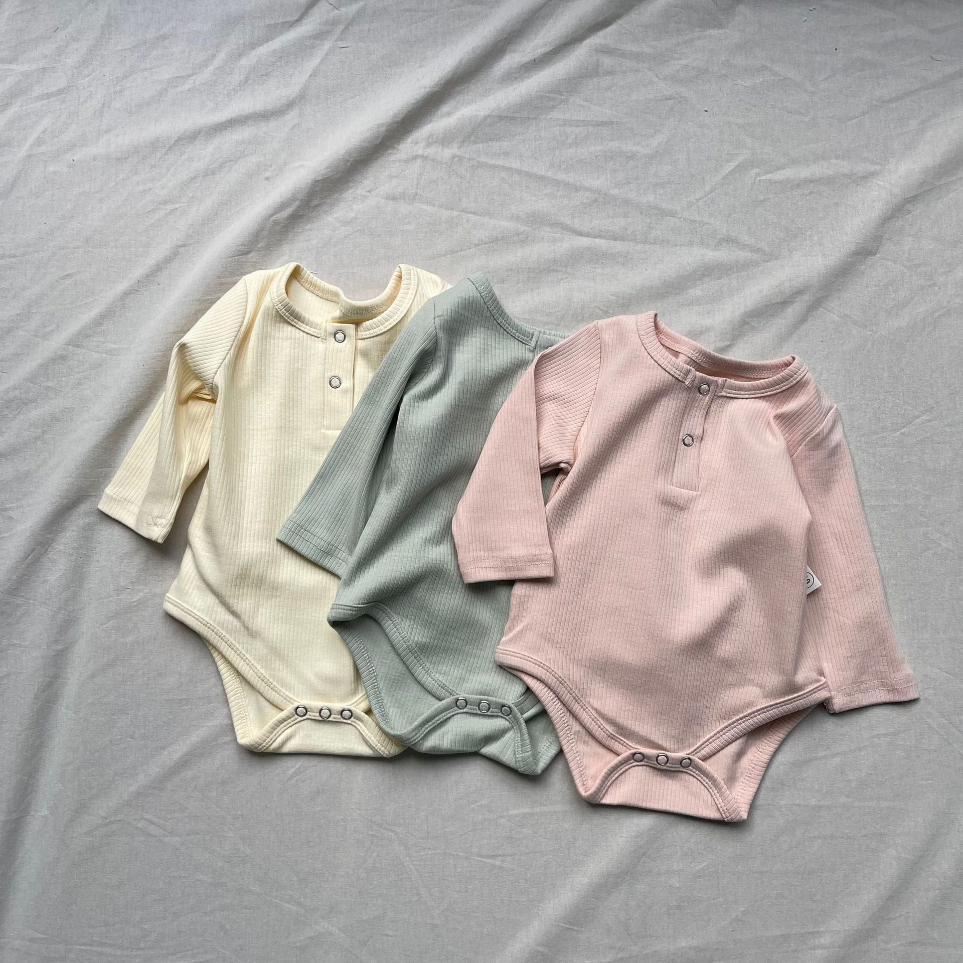 長袖ロンパース ベビーロンパース ヘンリーネックシンプル長袖ボディスーツ【mh0009171】