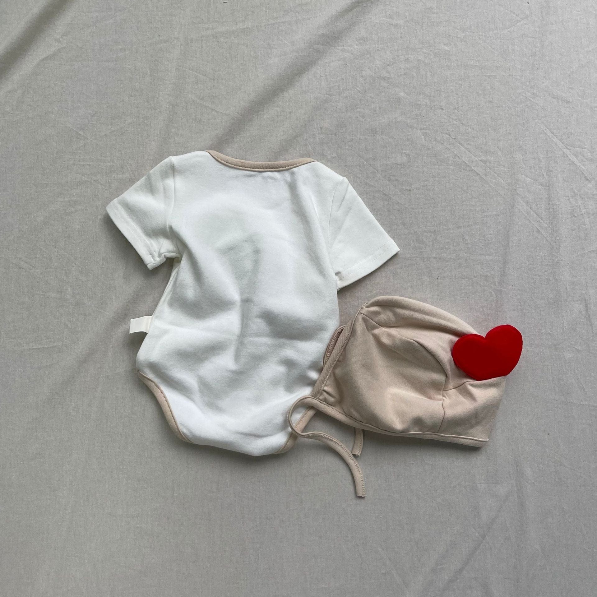 半袖ロンパース ベビーロンパース+帽子セット ハートベアくまプリント半袖ボディスーツ+ハートアップリケボンネット帽子【mh0009181】