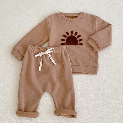 ベージュの太陽刺繍ベビーセット：トップス＆ルーズパンツ（紐）