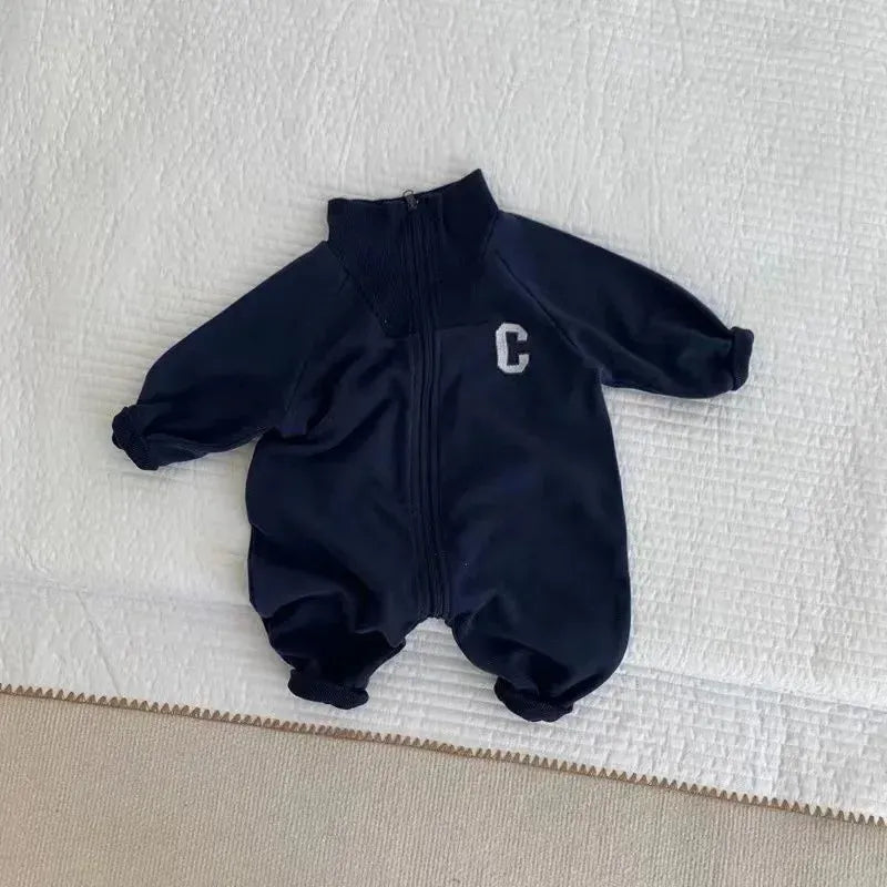 長袖ジャンプスーツ Navy / 0-6M 66cm ベビージャンプスーツ 長袖つなぎ 襟付き ジップアップ レターロゴ 2カラー【mh0006447】