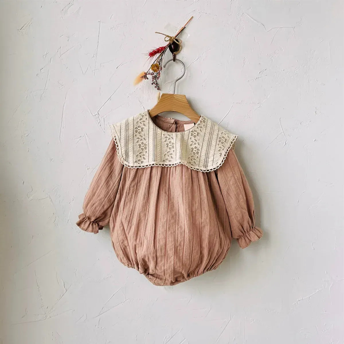 長袖ロンパース pink romper / 66cm 0-6m / 取り寄せ（7〜21日） ベビーロンパース ワンピース 長袖 レースラペル お出かけ ピンク/ブラック/2カラー
